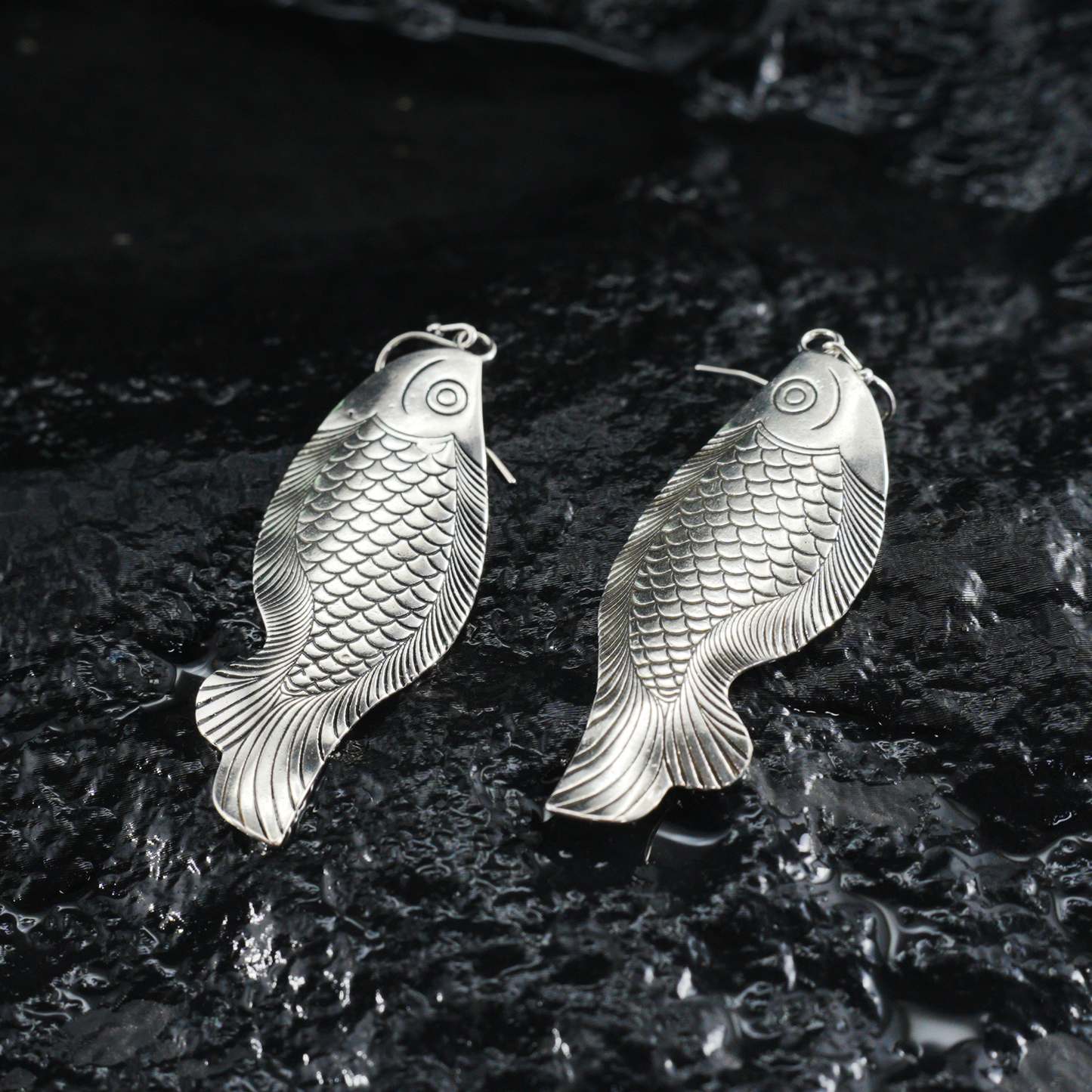 Fisch Tropfen Ohrringe, Handgefertigter Schmuck im Ethno Stil, Vintage Geschnitztes Fisch Design, spirituelles Symbol Geschenk für Sie