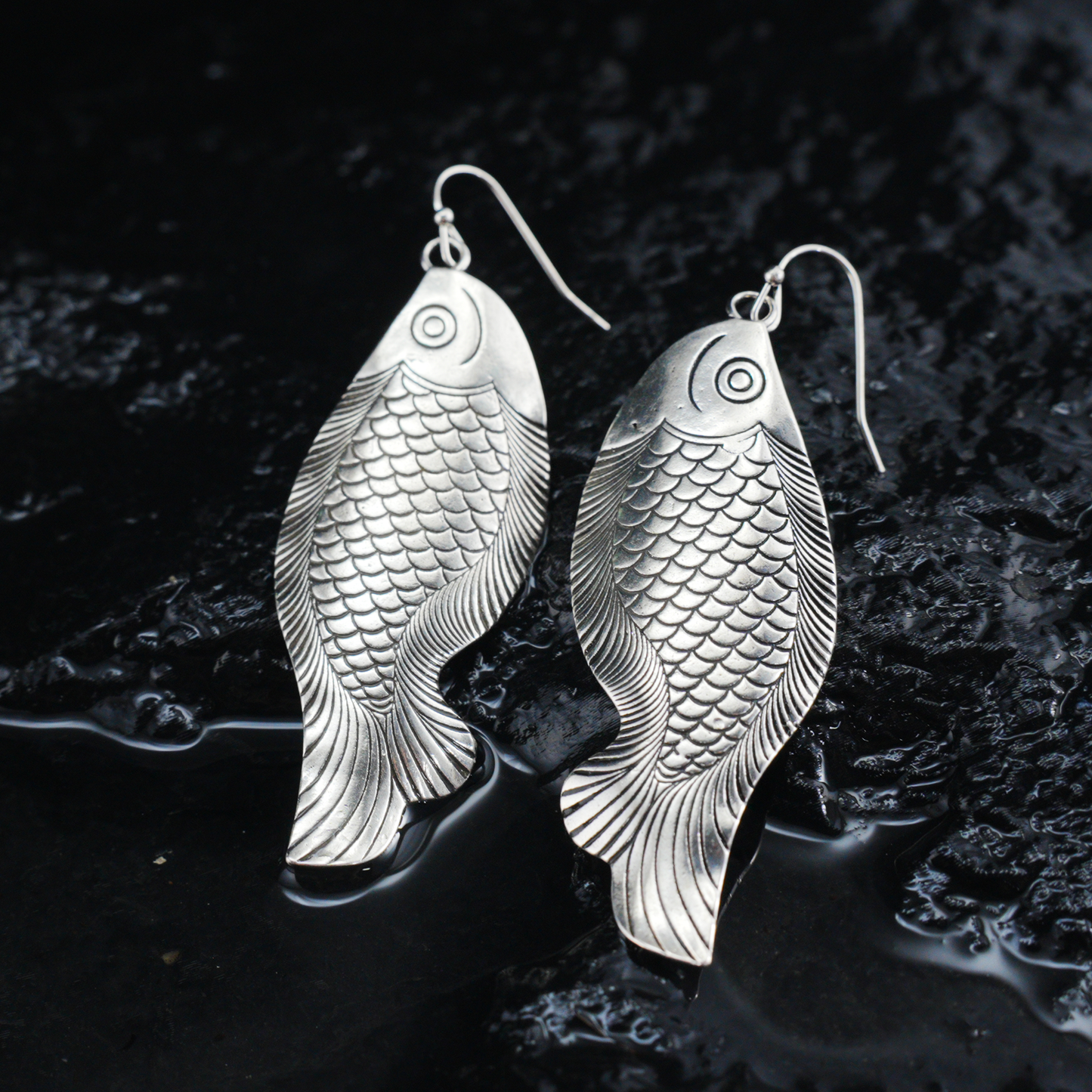 Fisch Tropfen Ohrringe, Handgefertigter Schmuck im Ethno Stil, Vintage Geschnitztes Fisch Design, spirituelles Symbol Geschenk für Sie