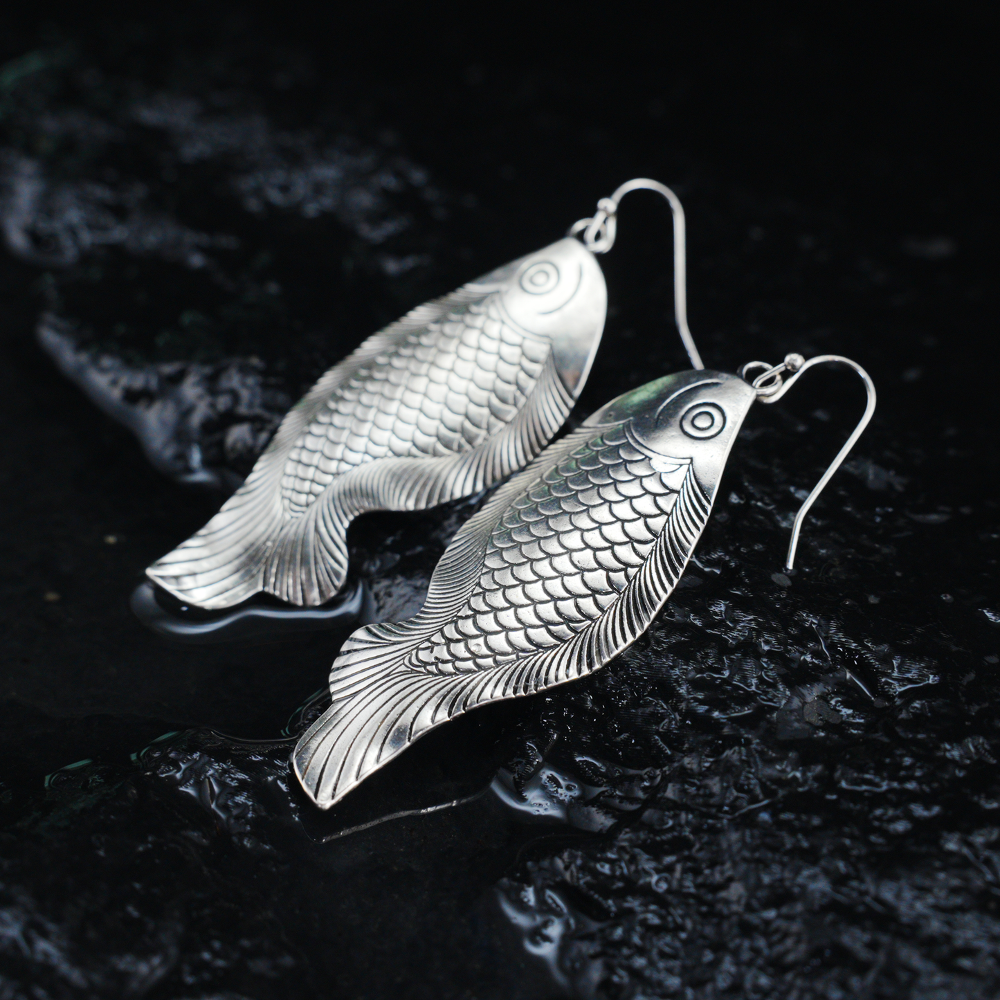 Fisch Tropfen Ohrringe, Handgefertigter Schmuck im Ethno Stil, Vintage Geschnitztes Fisch Design, spirituelles Symbol Geschenk für Sie