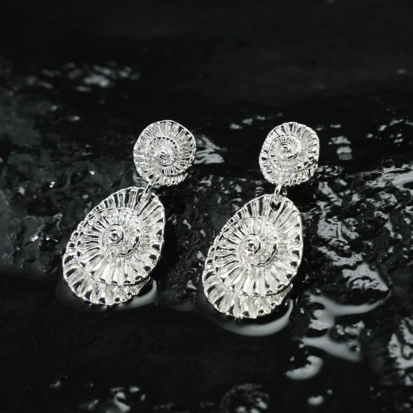 Spiralförmige Tropfen Ohrringe, Fossil Ammonit inspirierter Schmuck, Geschenk für Frauen