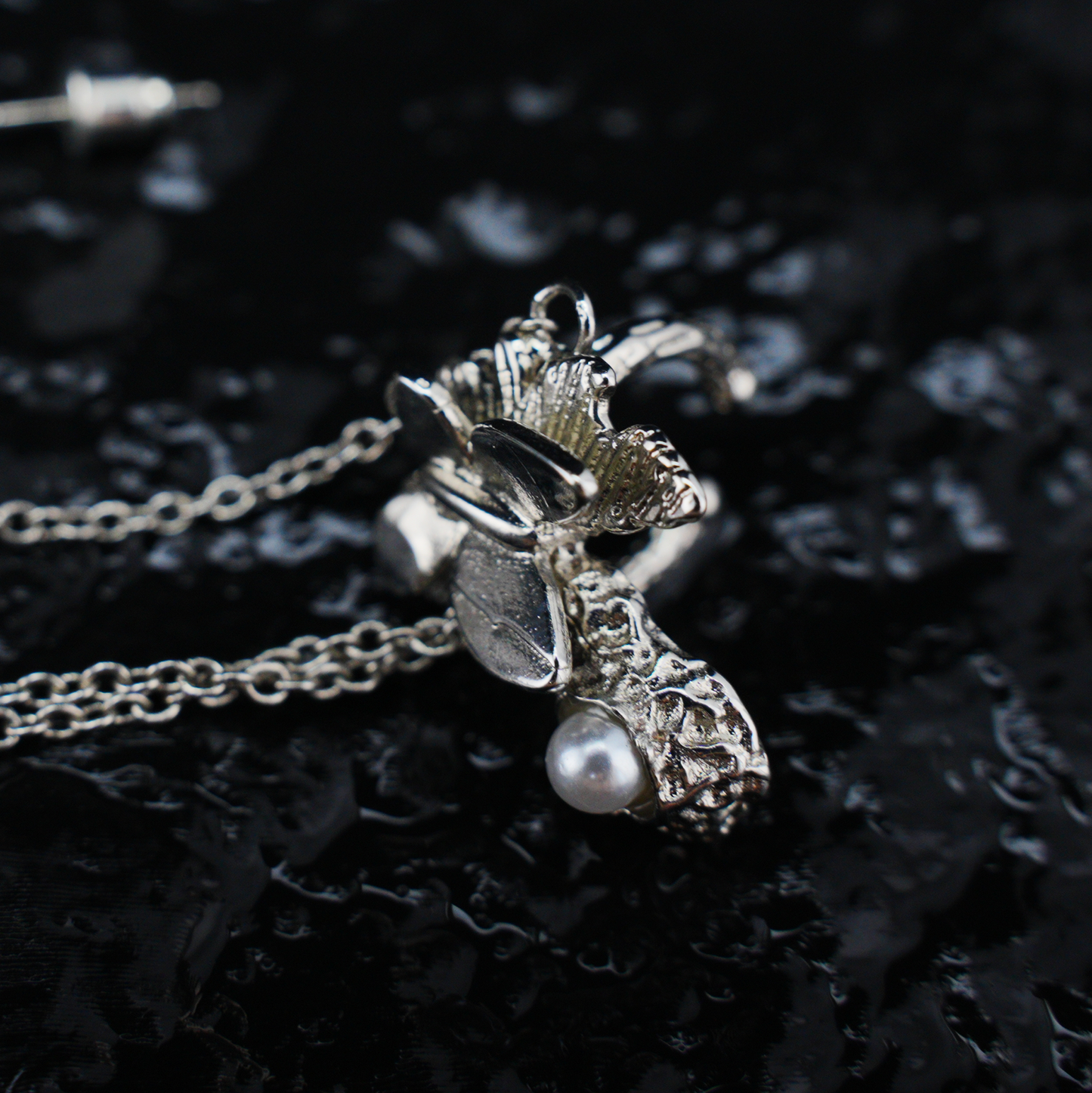 Butterfly Pearl Drop Chain Earrings, Asymmetrical Ear Cuff Style, Nature Inspired Jewelry for Women, Elegant Gift for Her