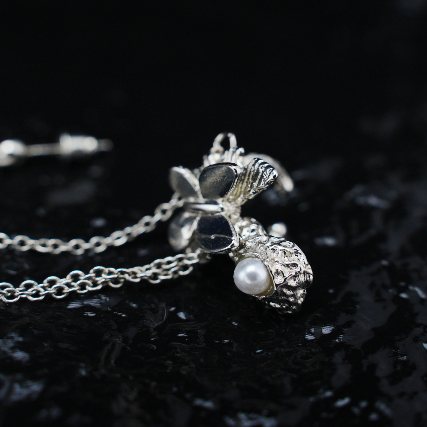 Butterfly Pearl Drop Chain Earrings, Asymmetrical Ear Cuff Style, Nature Inspired Jewelry for Women, Elegant Gift for Her