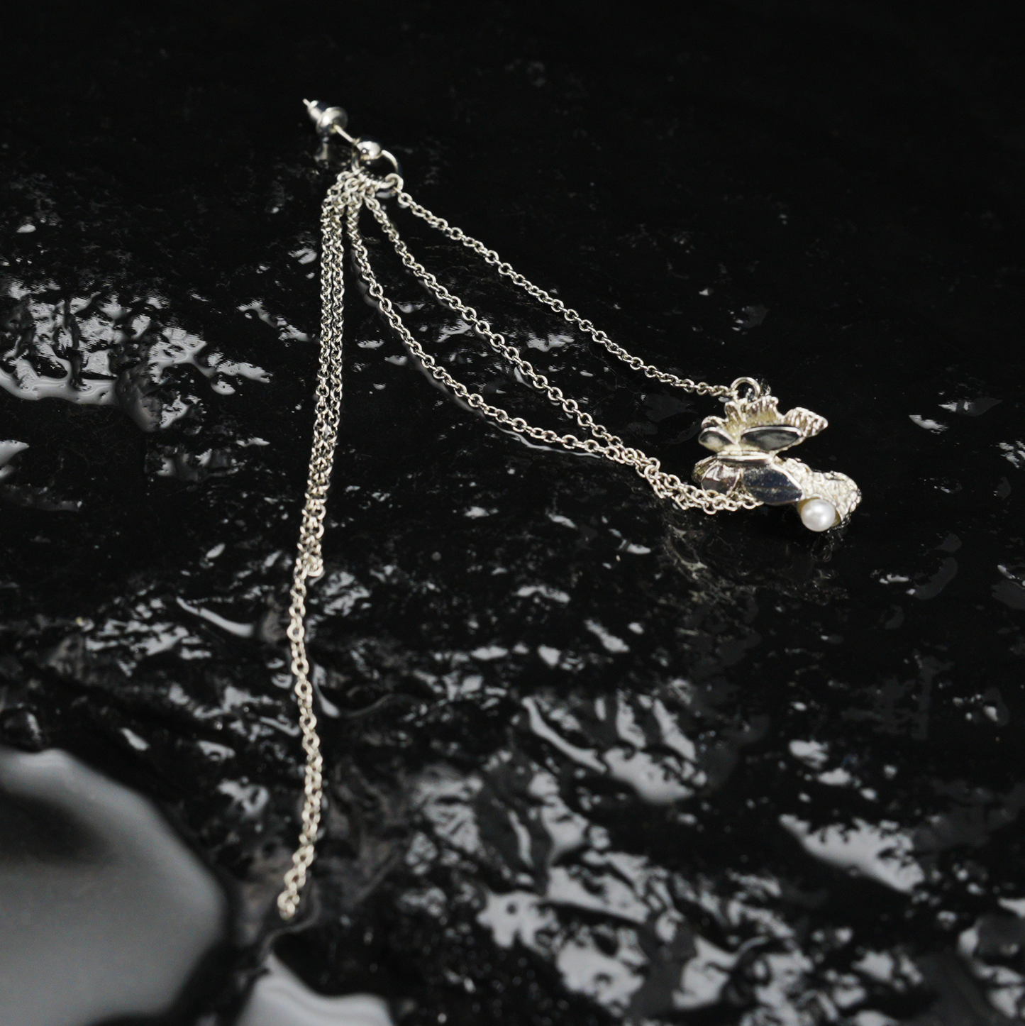 Butterfly Pearl Drop Chain Earrings, Asymmetrical Ear Cuff Style, Nature Inspired Jewelry for Women, Elegant Gift for Her