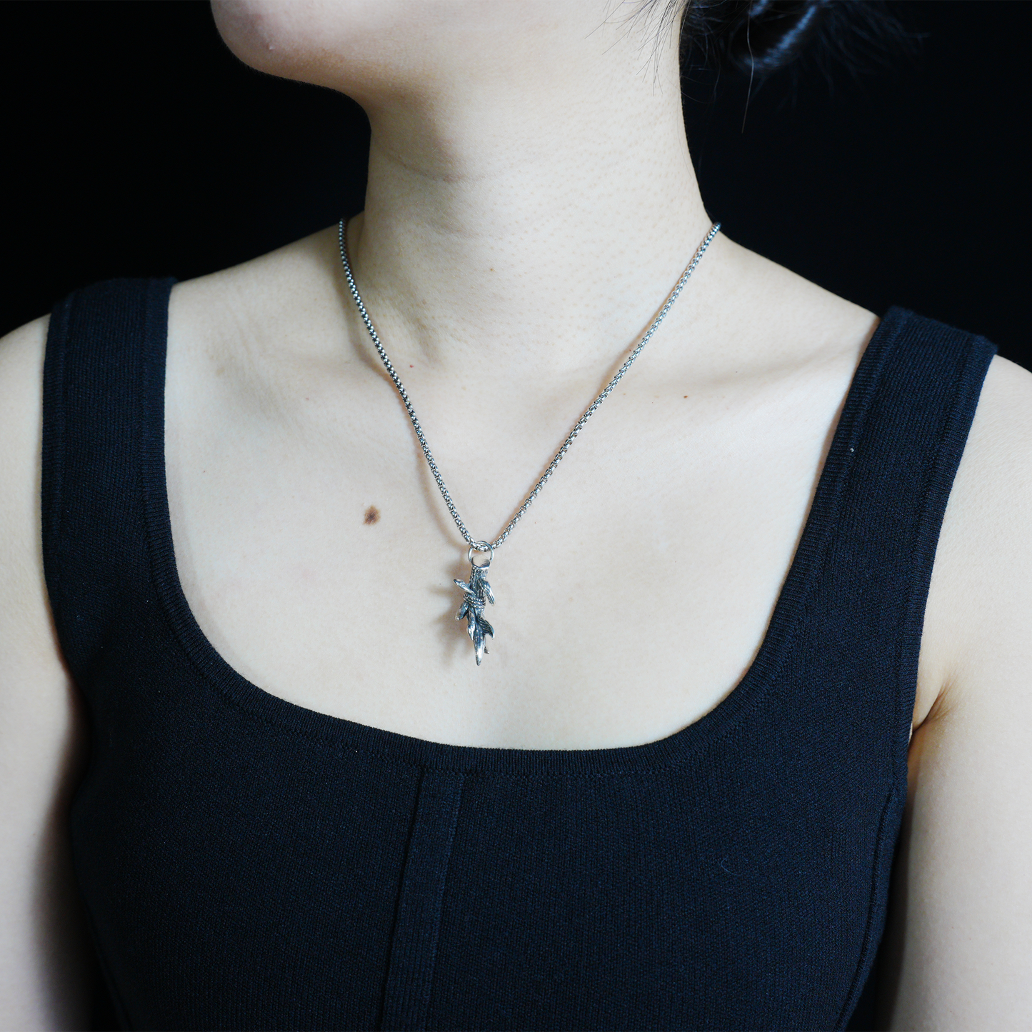 Vintage-Halskette mit silbernem Blattzweig | Anhänger im handgefertigten Look | Unisex-Schmuck im Naturstil für den täglichen Gebrauch