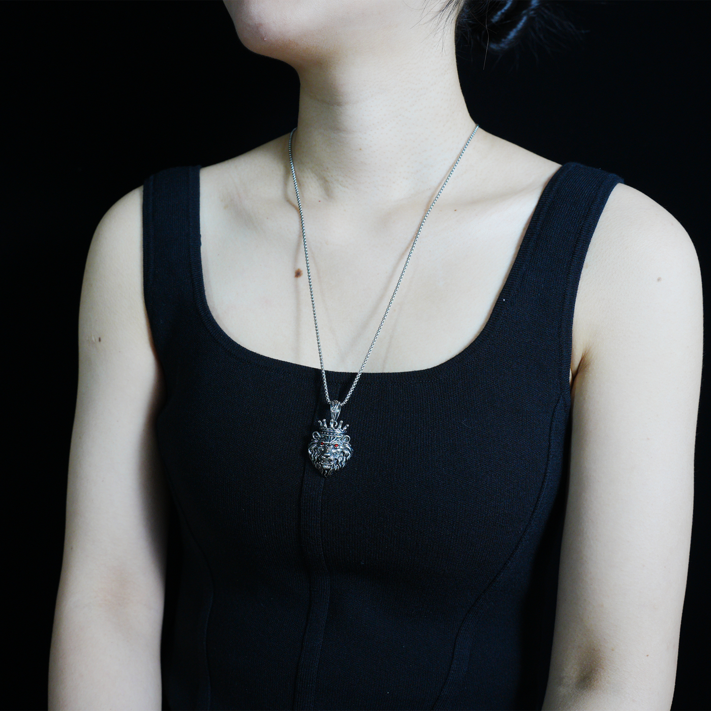 Halskette mit gekröntem Löwenkopf-Anhänger | Vintage-Schmuck mit roten Augen | Auffälliges Gothic-Unisex-Statement