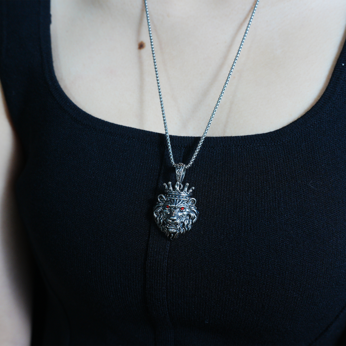 Halskette mit gekröntem Löwenkopf-Anhänger | Vintage-Schmuck mit roten Augen | Auffälliges Gothic-Unisex-Statement