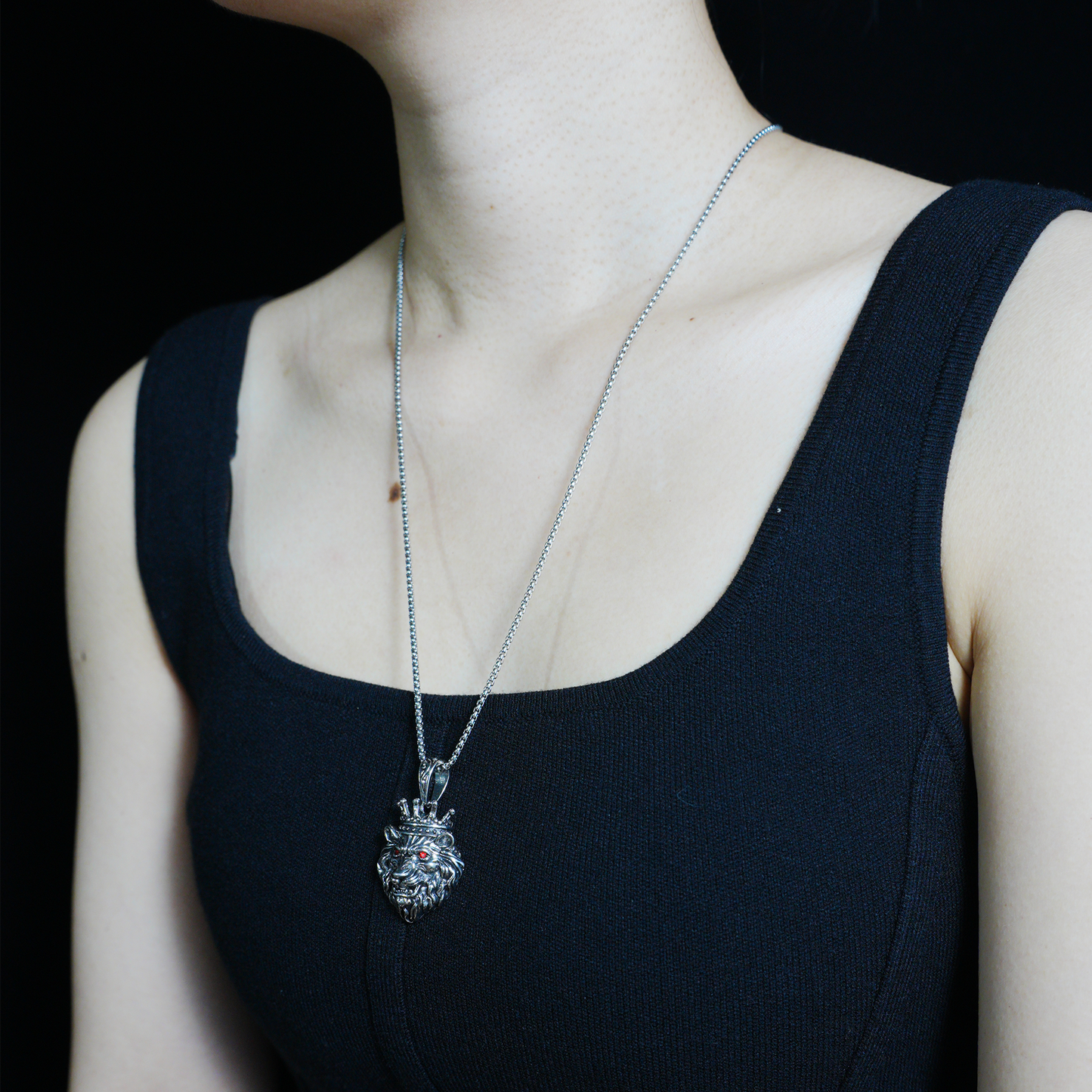 Halskette mit gekröntem Löwenkopf-Anhänger | Vintage-Schmuck mit roten Augen | Auffälliges Gothic-Unisex-Statement