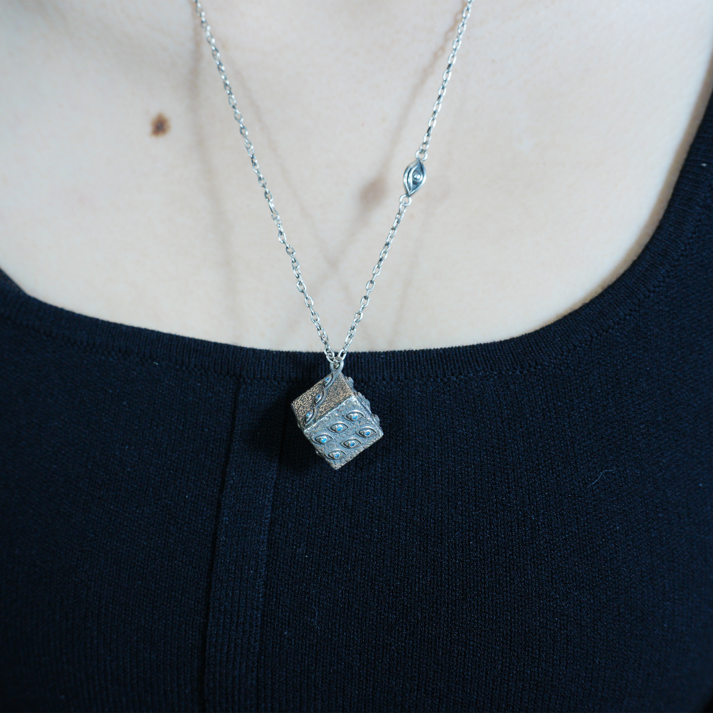 Die wachsame Würfel-Halskette – Mystischer Amulett-Würfel-Anhänger mit eingravierten Augen und blauen Kristallen, Gothic-Vintage-Stil