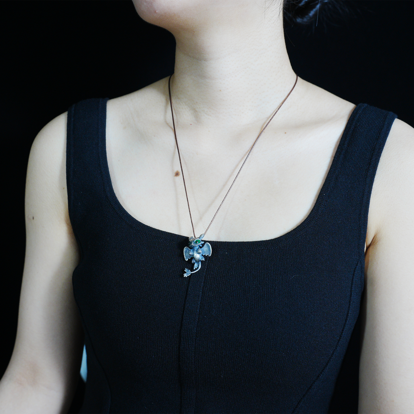 Süße Halskette mit Drachenanhänger – Fantasy-Tierschmuck, grünäugiger Babydrachen-Anhänger, handgefertigtes Geschenk im Gothic-Stil für alle Altersgruppen