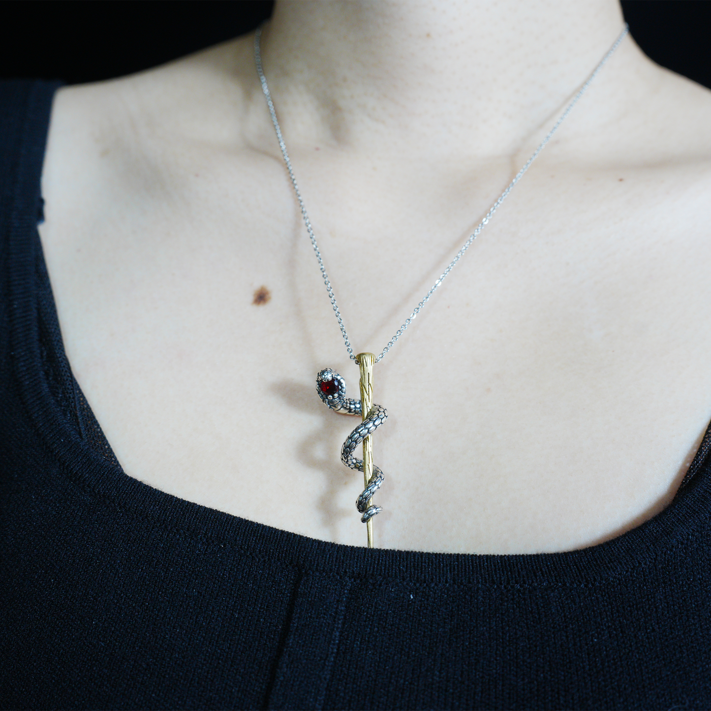 Anhänger „Erwachende Schlange“ – Schlangenkette in Zauberstabform mit rotem Edelsteinauge | Gotischer Talismanschmuck