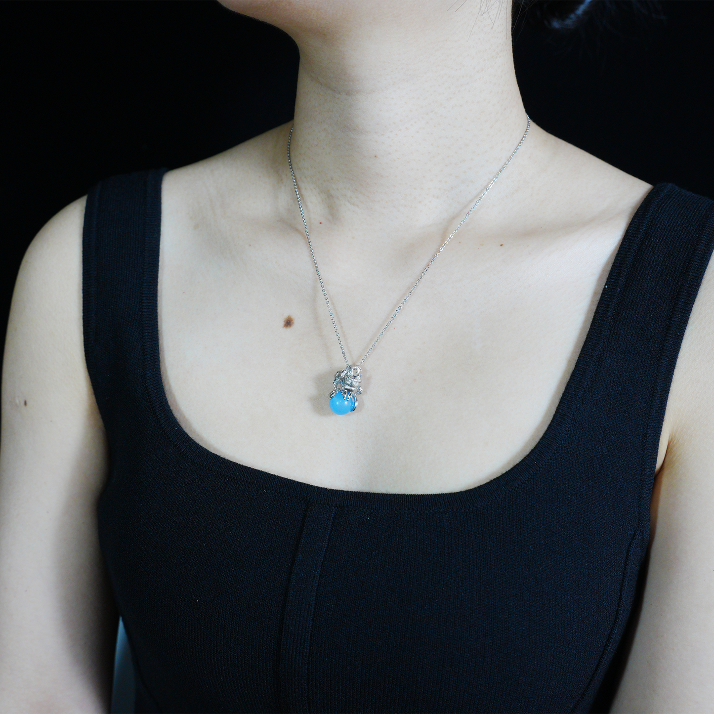 Neunschwänziger Fuchsanhänger mit blauem Edelstein | Mystische Wächterkette | Tiertotemschmuck