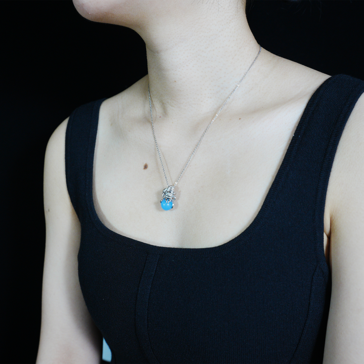 Neunschwänziger Fuchsanhänger mit blauem Edelstein | Mystische Wächterkette | Tiertotemschmuck