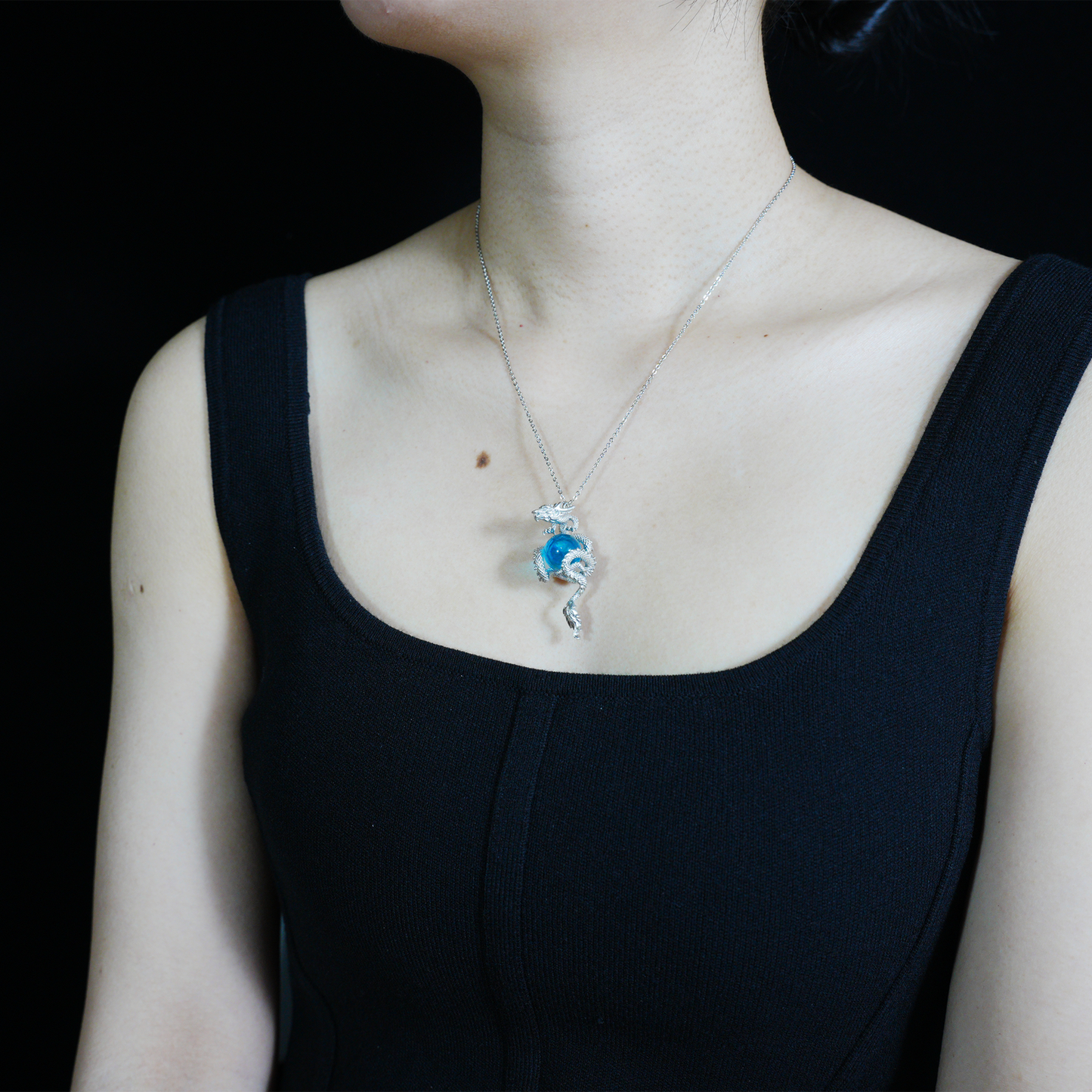 Orientalische Drachen-Totem-Halskette – Gewickelter Drachenanhänger mit blauer Energiekugel, mythisch inspirierter Unisex-Geschenkschmuck