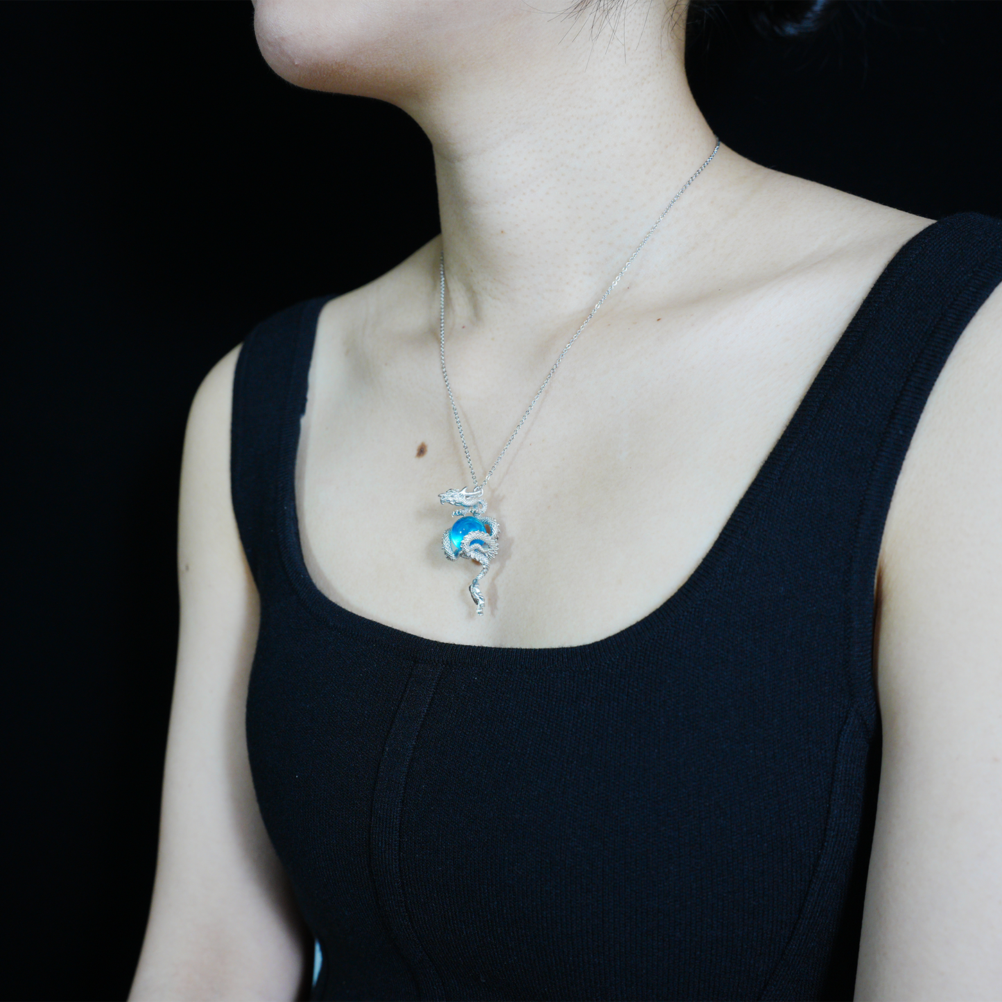 Orientalische Drachen-Totem-Halskette – Gewickelter Drachenanhänger mit blauer Energiekugel, mythisch inspirierter Unisex-Geschenkschmuck