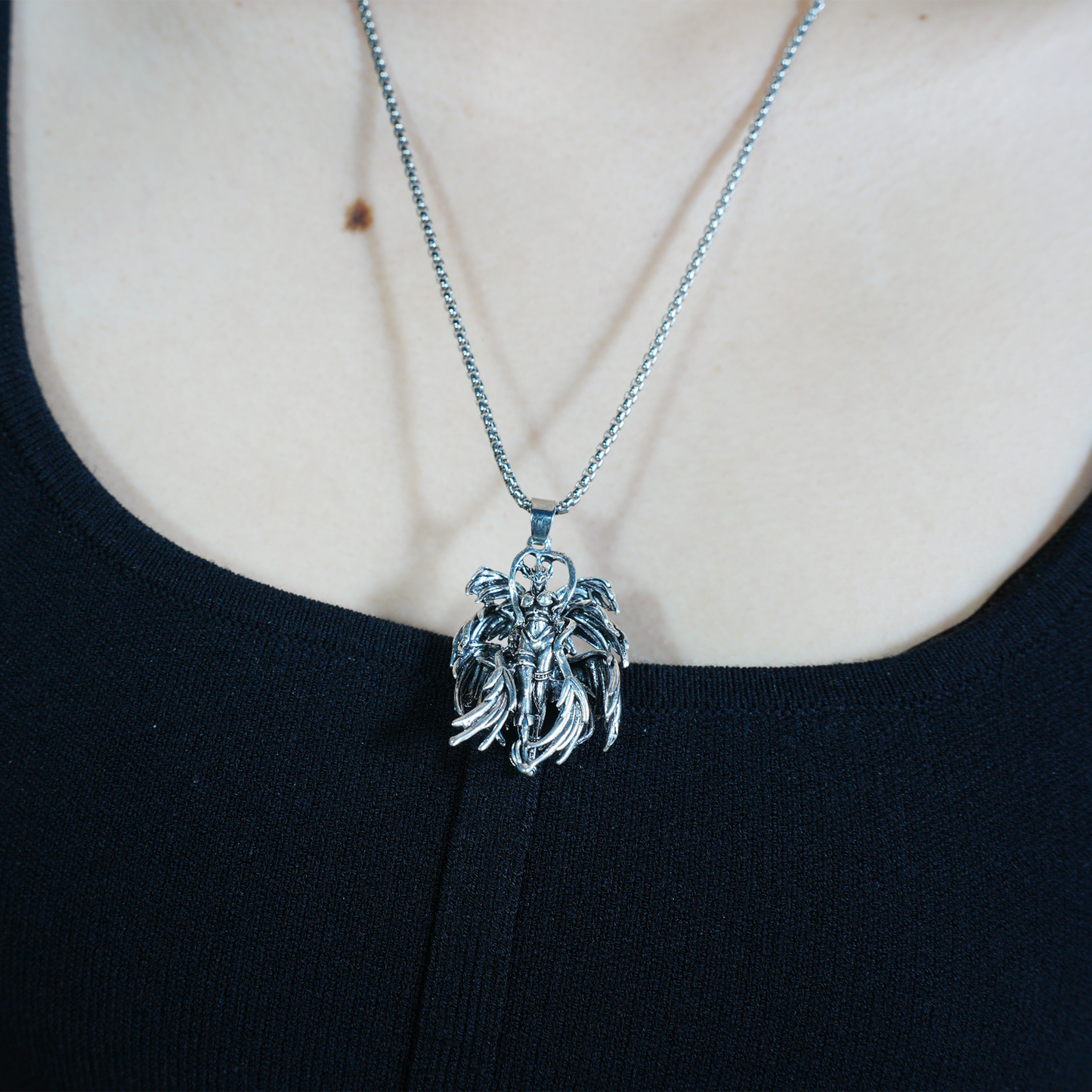 Gefallener Walküren-Anhänger mit Flügeln, Nordischer Mythos Krieger Halskette, Gothic Göttin Amulett, Dark Style Schmuck, Retro Geschnitztes Statement Stück