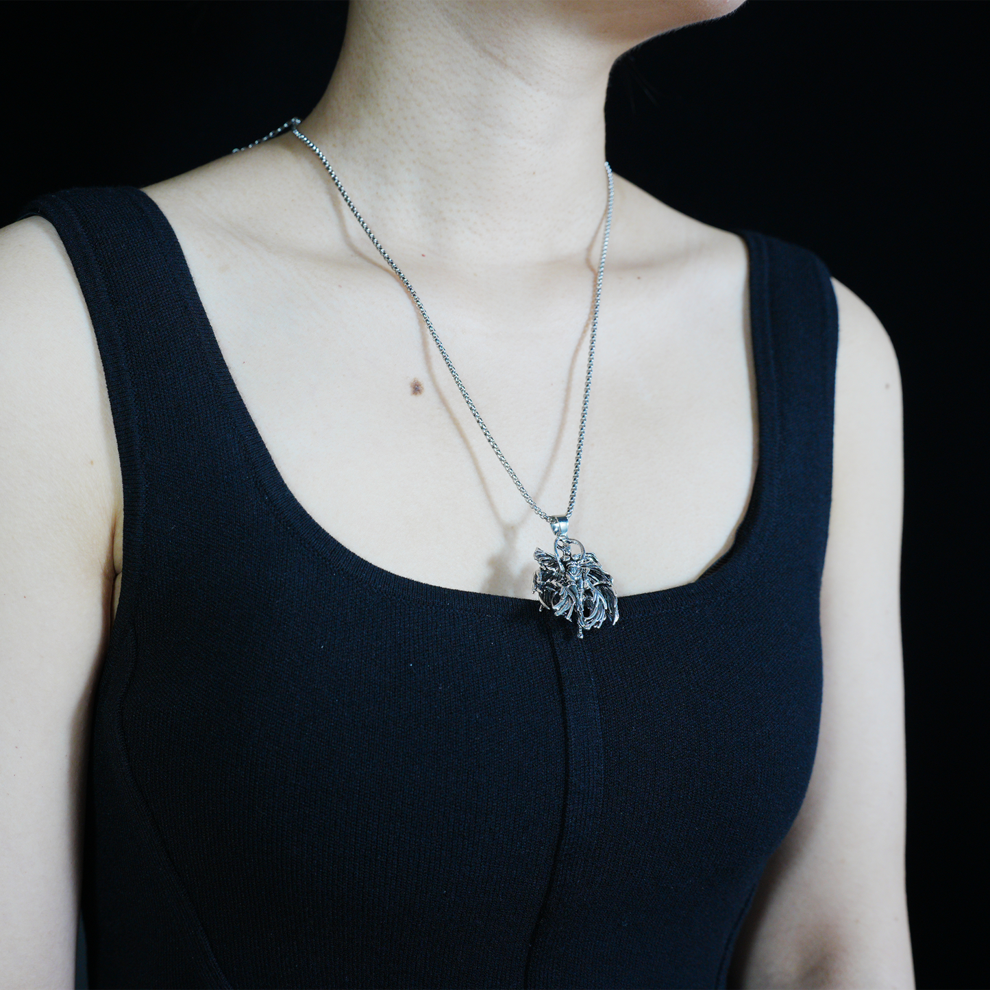 Gefallener Walküren-Anhänger mit Flügeln, Nordischer Mythos Krieger Halskette, Gothic Göttin Amulett, Dark Style Schmuck, Retro Geschnitztes Statement Stück
