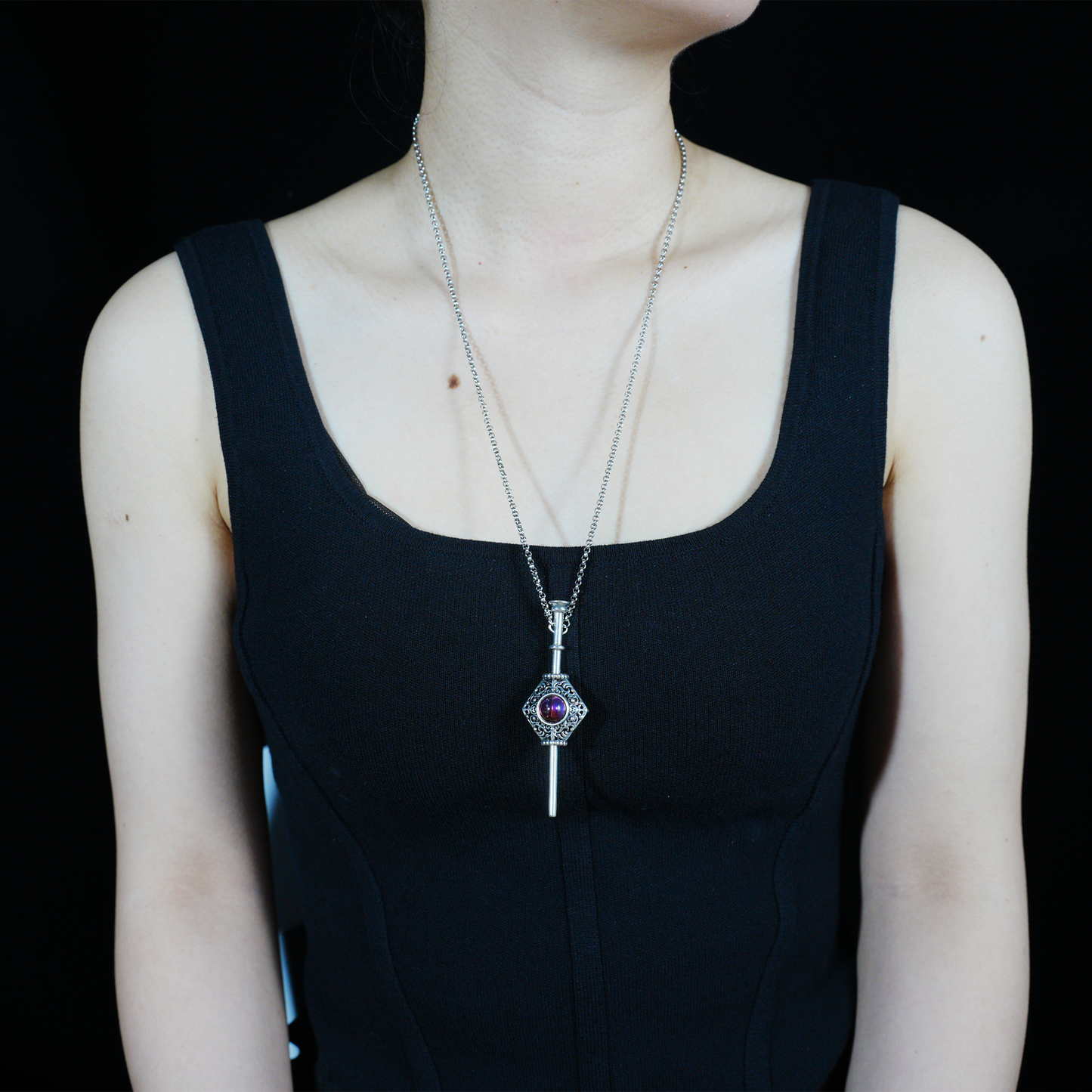 Vintage Gothic Zauberstab Anhänger Halskette, Lila Rot Edelstein Amulett Design, Ornamental Geschnitzter Tropfen, Artisan Statement Schmuck
