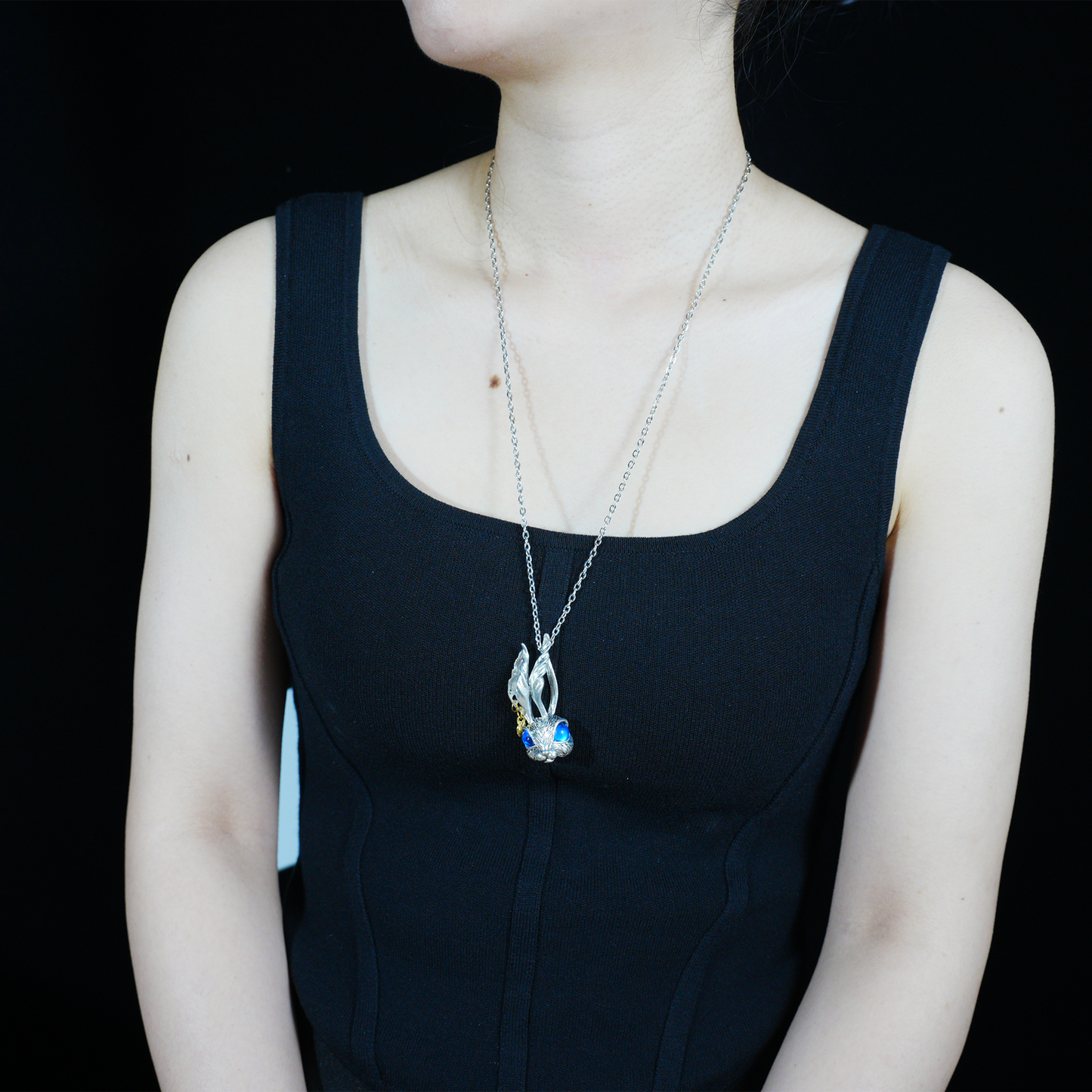 Blauäugiger Kaninchen-Anhänger | Fantasy-Tier-Halskette | Traum-Amulett-Schmuck | Kunsthandwerkliches Statement-Geschenk