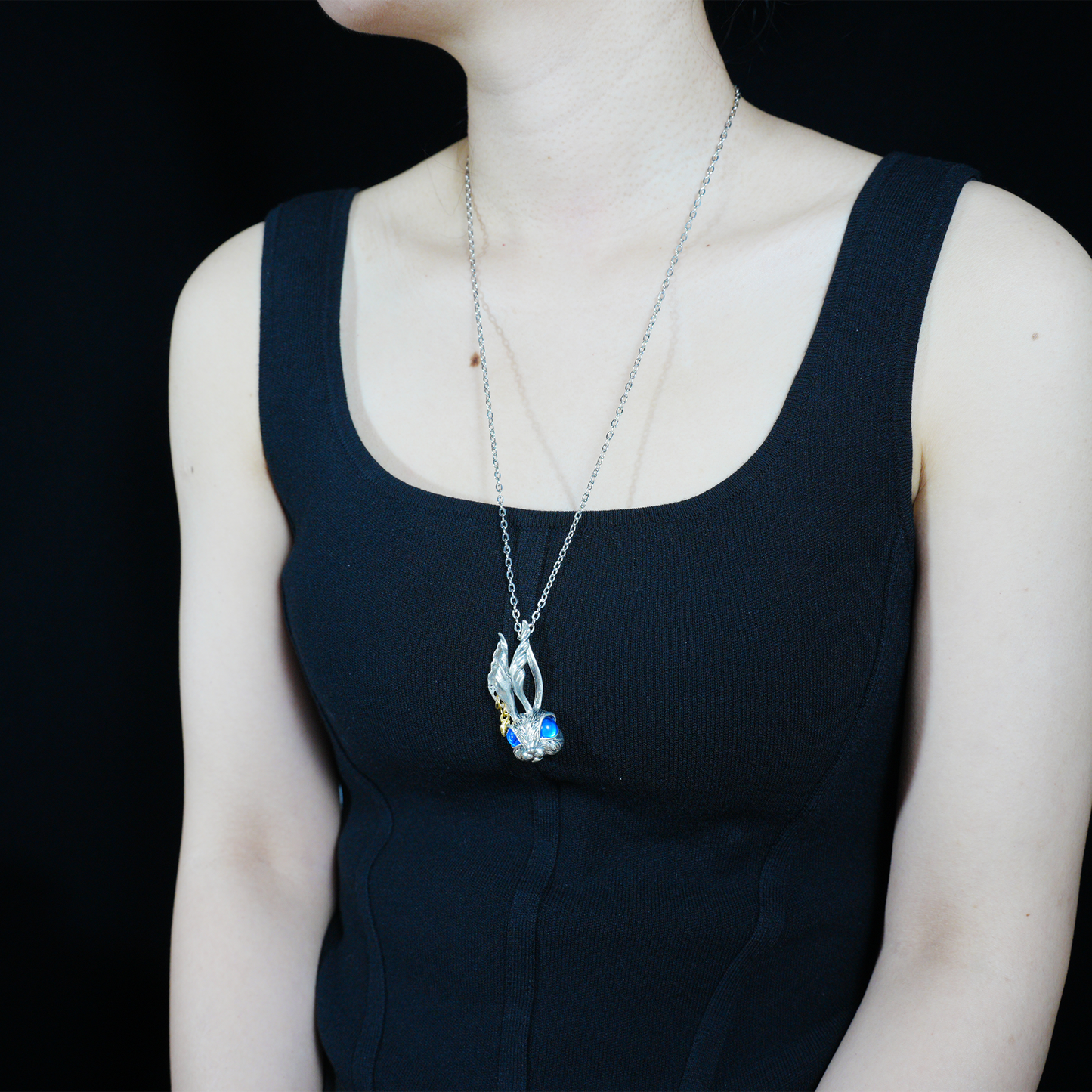 Blauäugiger Kaninchen-Anhänger | Fantasy-Tier-Halskette | Traum-Amulett-Schmuck | Kunsthandwerkliches Statement-Geschenk