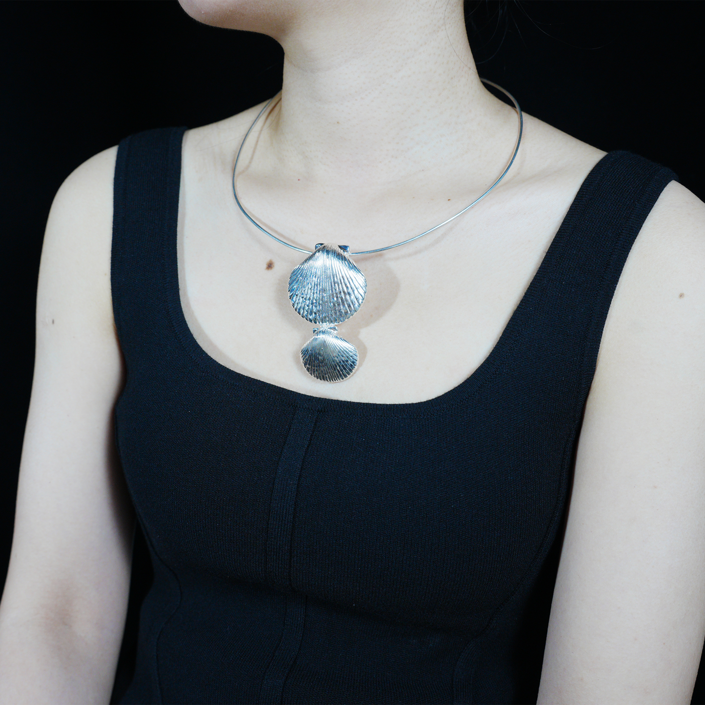 Minimalist Ocean-Inspired Double Shell Necklace · Metal Wire Collar Design · Symbolic Statement Jewelry