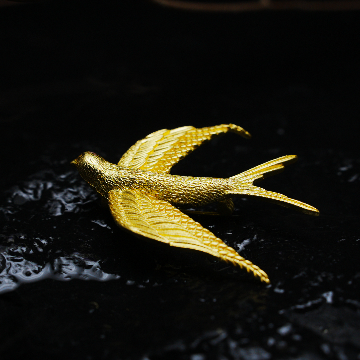 Vintage Gold Schwalben Brosche Elegante Messing Legierung Vogel Pin Retro Statement Schmuck