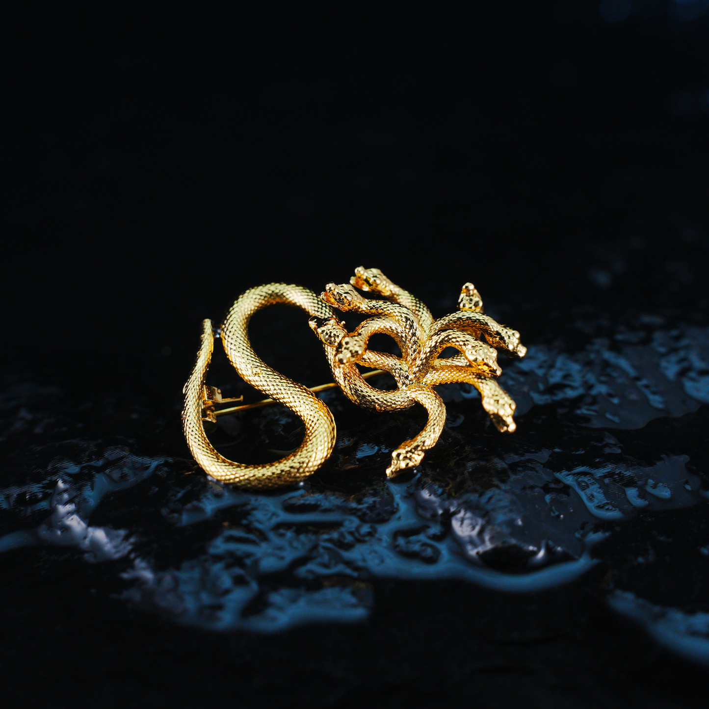 Mythische Hydra-Schlangenbrosche – Goldener mehrköpfiger Schlangenschmuck