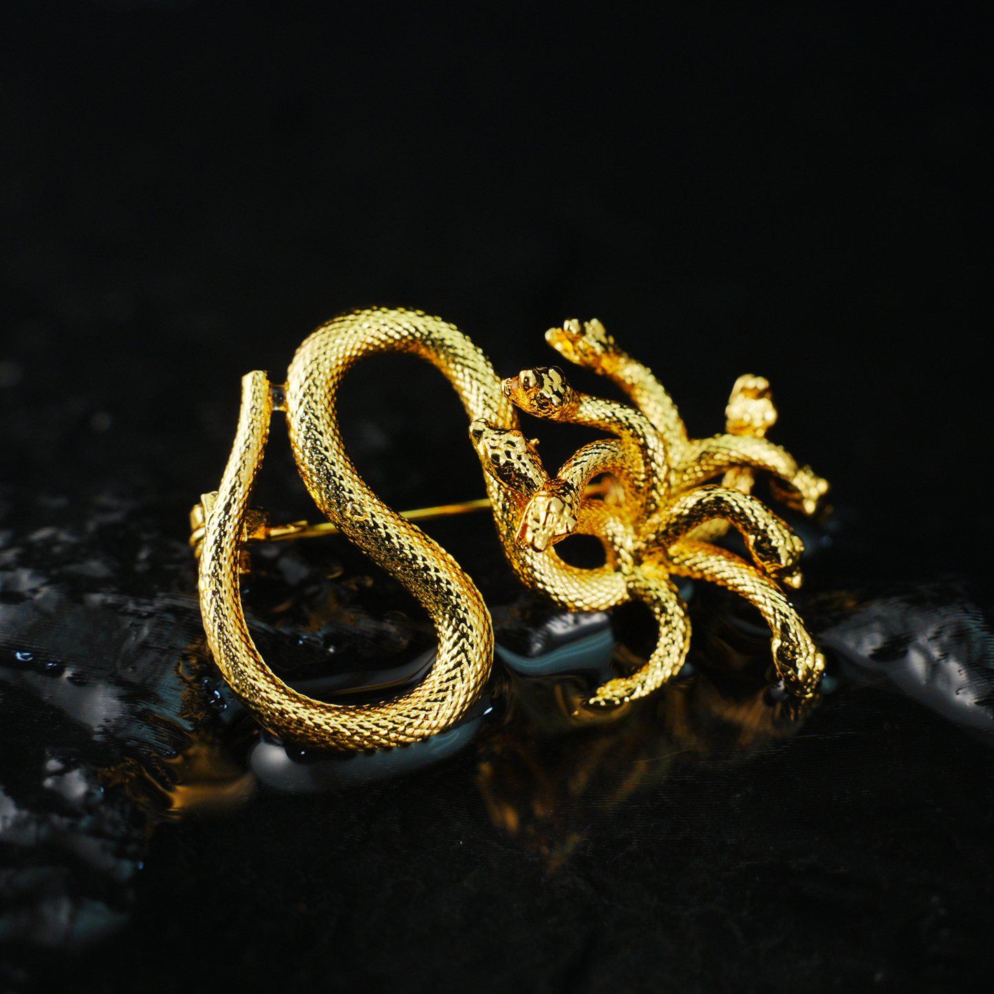 Mythische Hydra-Schlangenbrosche – Goldener mehrköpfiger Schlangenschmuck