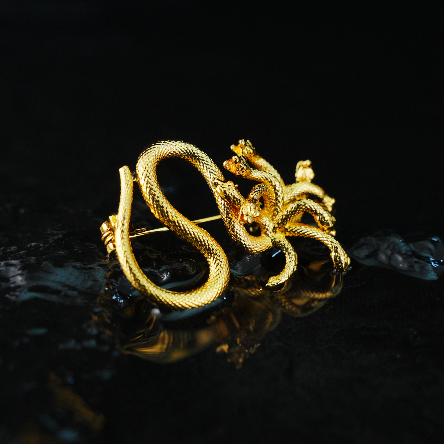 Mythische Hydra-Schlangenbrosche – Goldener mehrköpfiger Schlangenschmuck