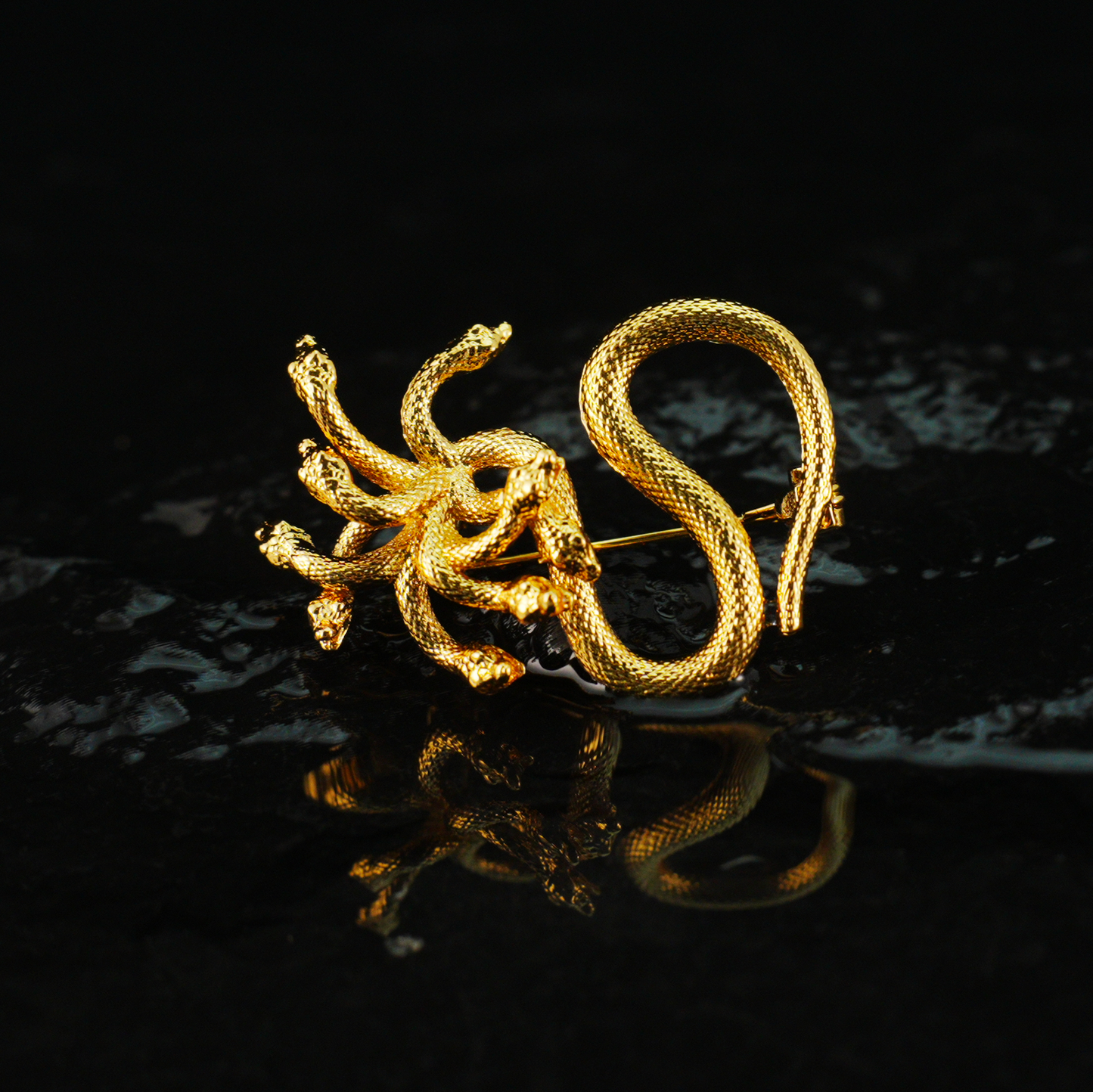 Mythische Hydra-Schlangenbrosche – Goldener mehrköpfiger Schlangenschmuck