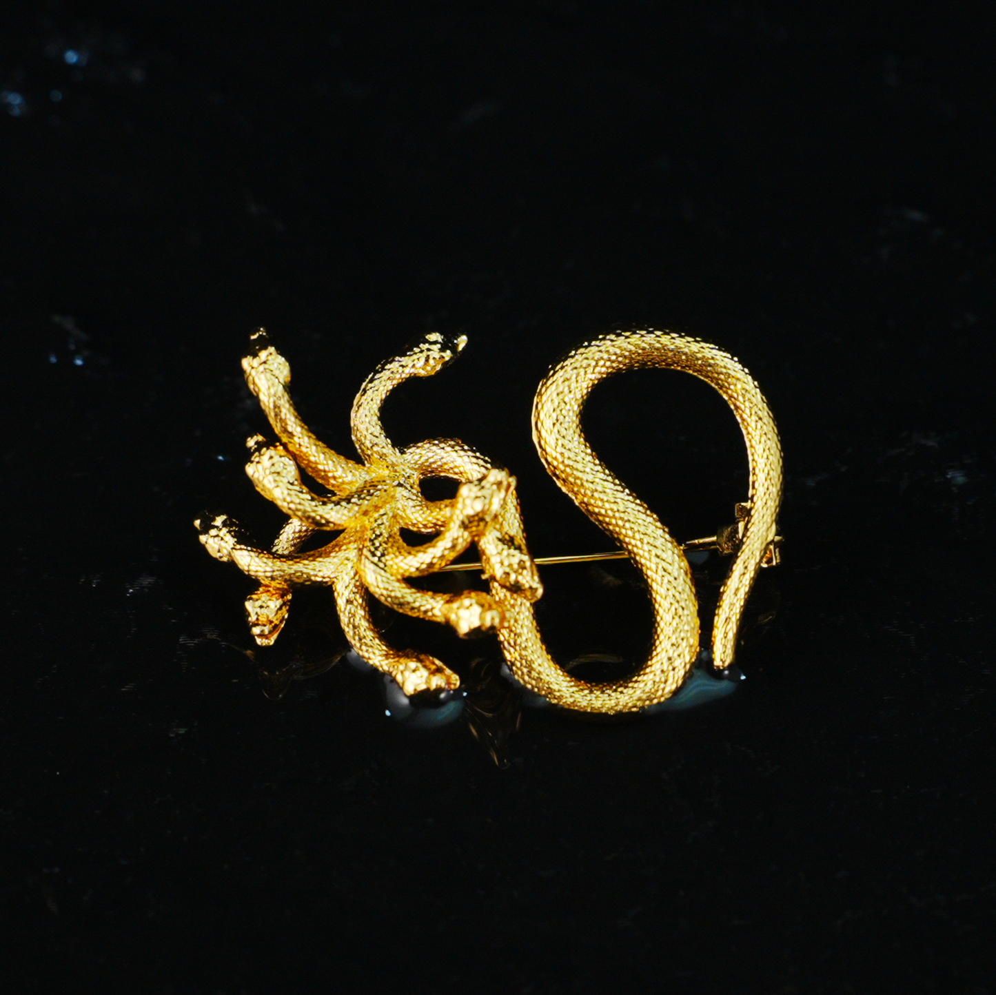 Mythische Hydra-Schlangenbrosche – Goldener mehrköpfiger Schlangenschmuck