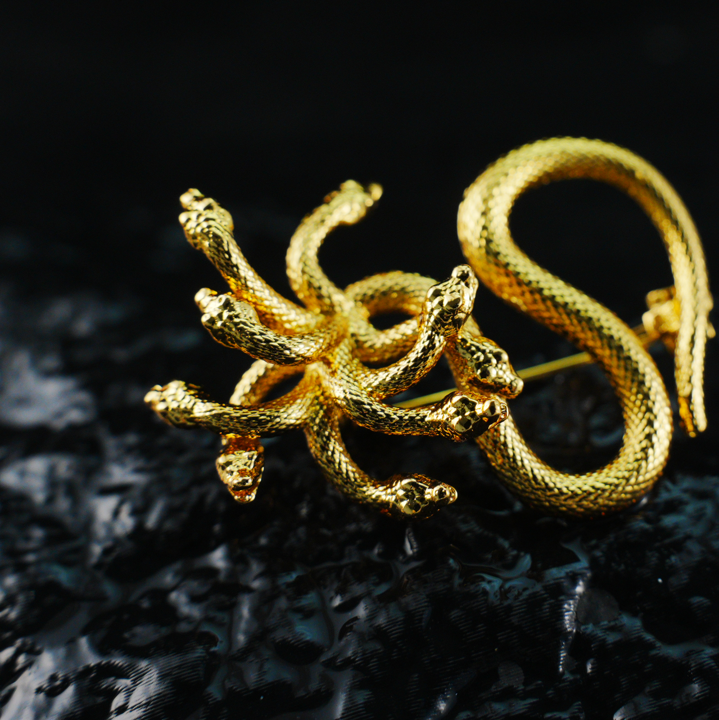 Mythische Hydra-Schlangenbrosche – Goldener mehrköpfiger Schlangenschmuck