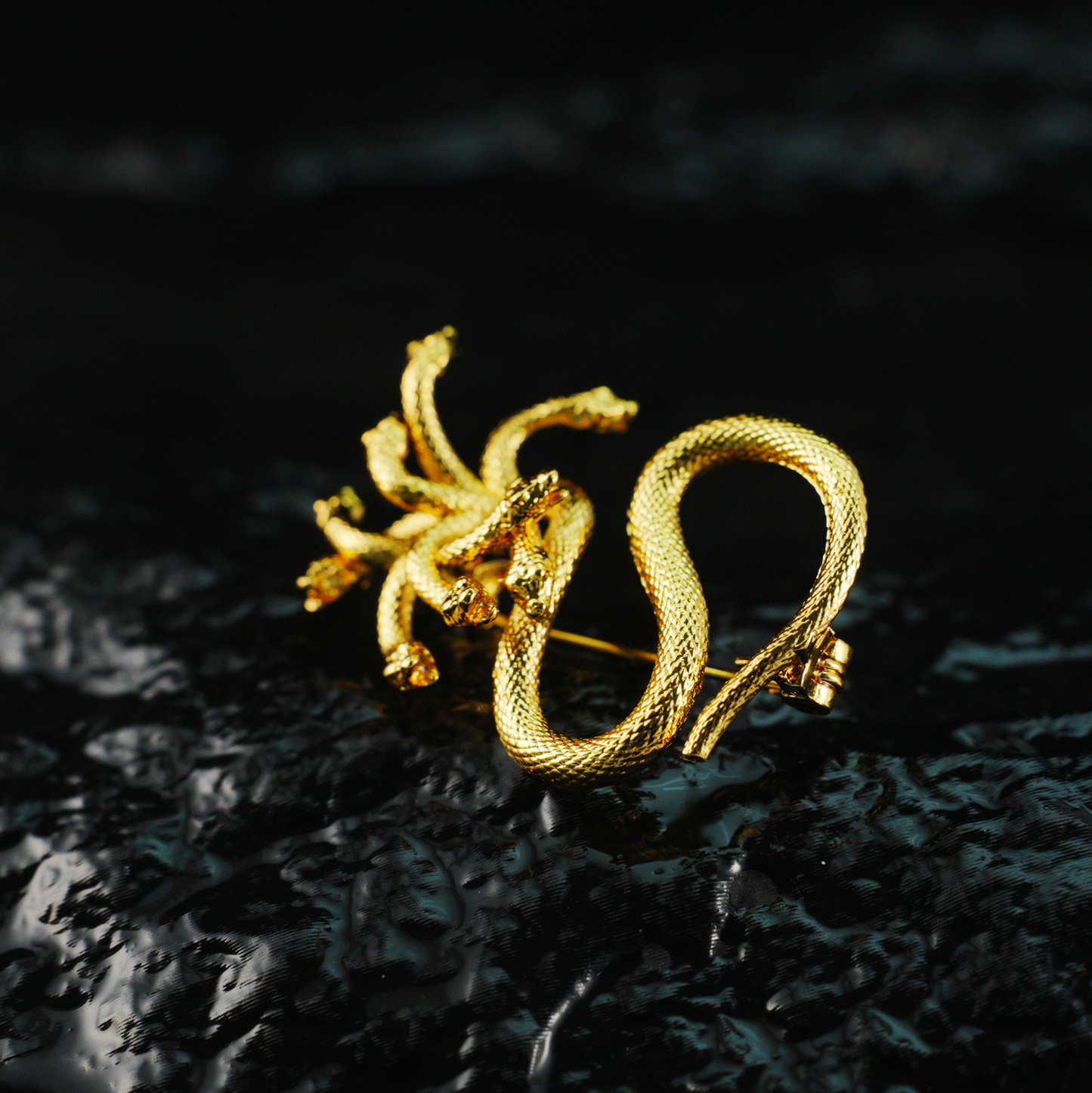 Mythische Hydra-Schlangenbrosche – Goldener mehrköpfiger Schlangenschmuck