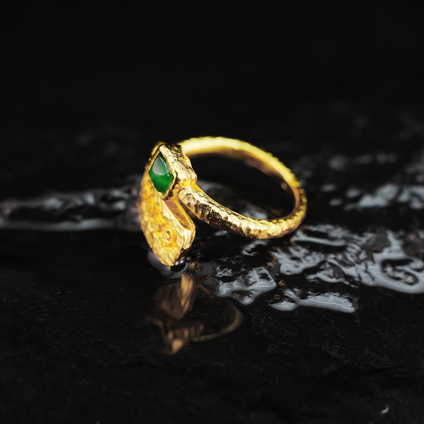 Vintage Tibetischer Amulettring mit grünem Edelstein Verstellbarer Messing Boho Schmuck