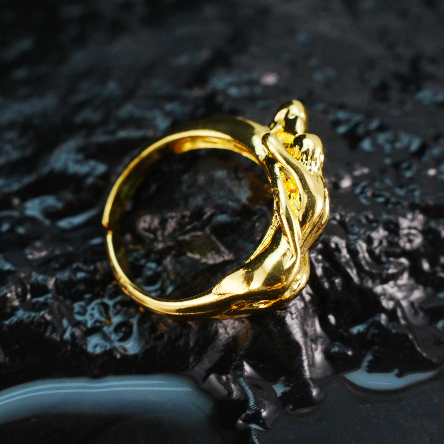 Ring „Embrace of Love“ – Romantischer Goldschmuck für Paare