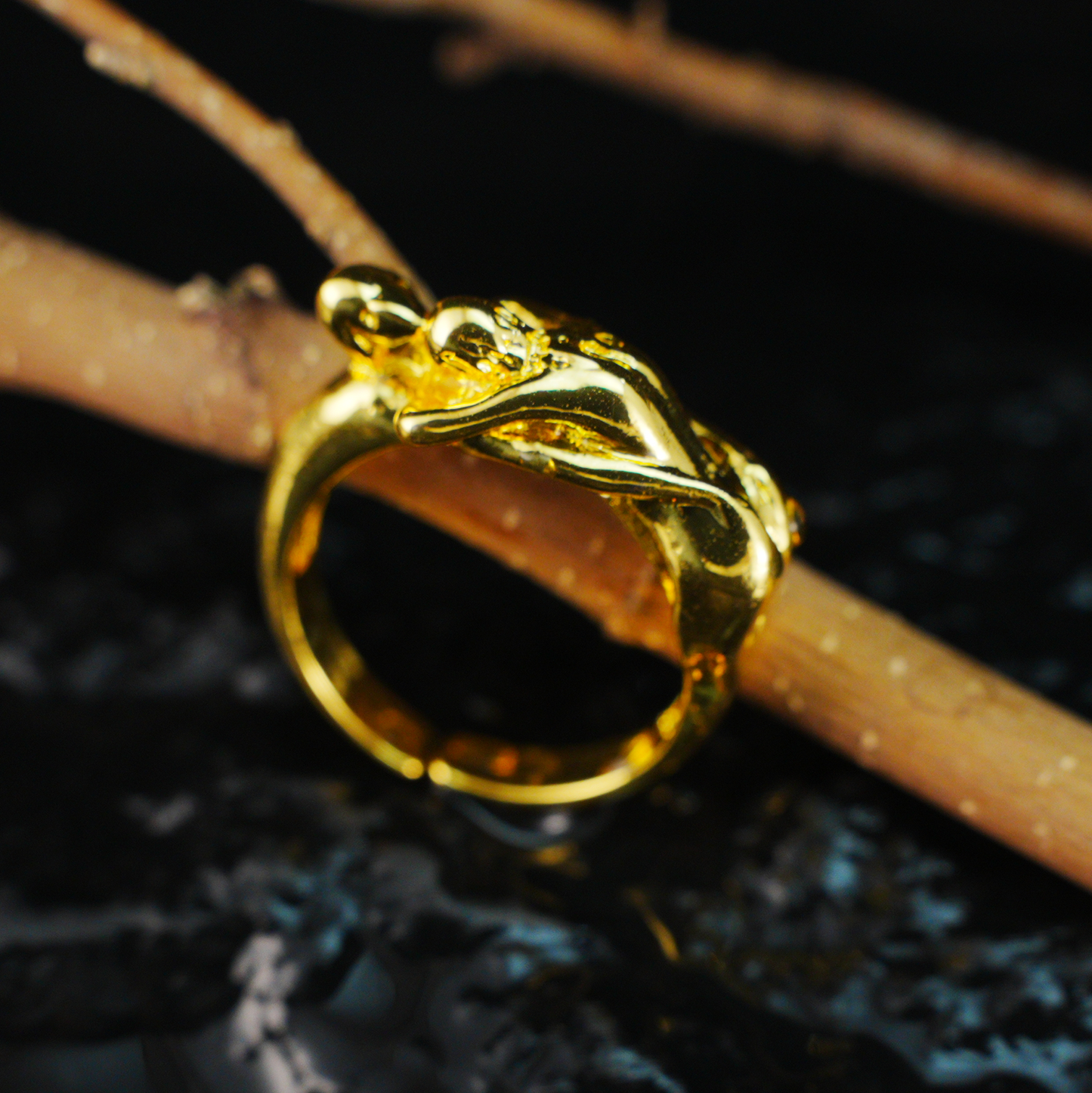 Ring „Embrace of Love“ – Romantischer Goldschmuck für Paare