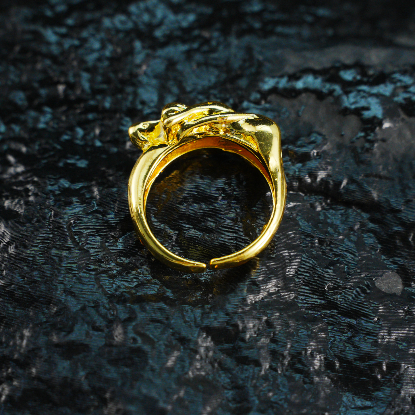Ring „Embrace of Love“ – Romantischer Goldschmuck für Paare
