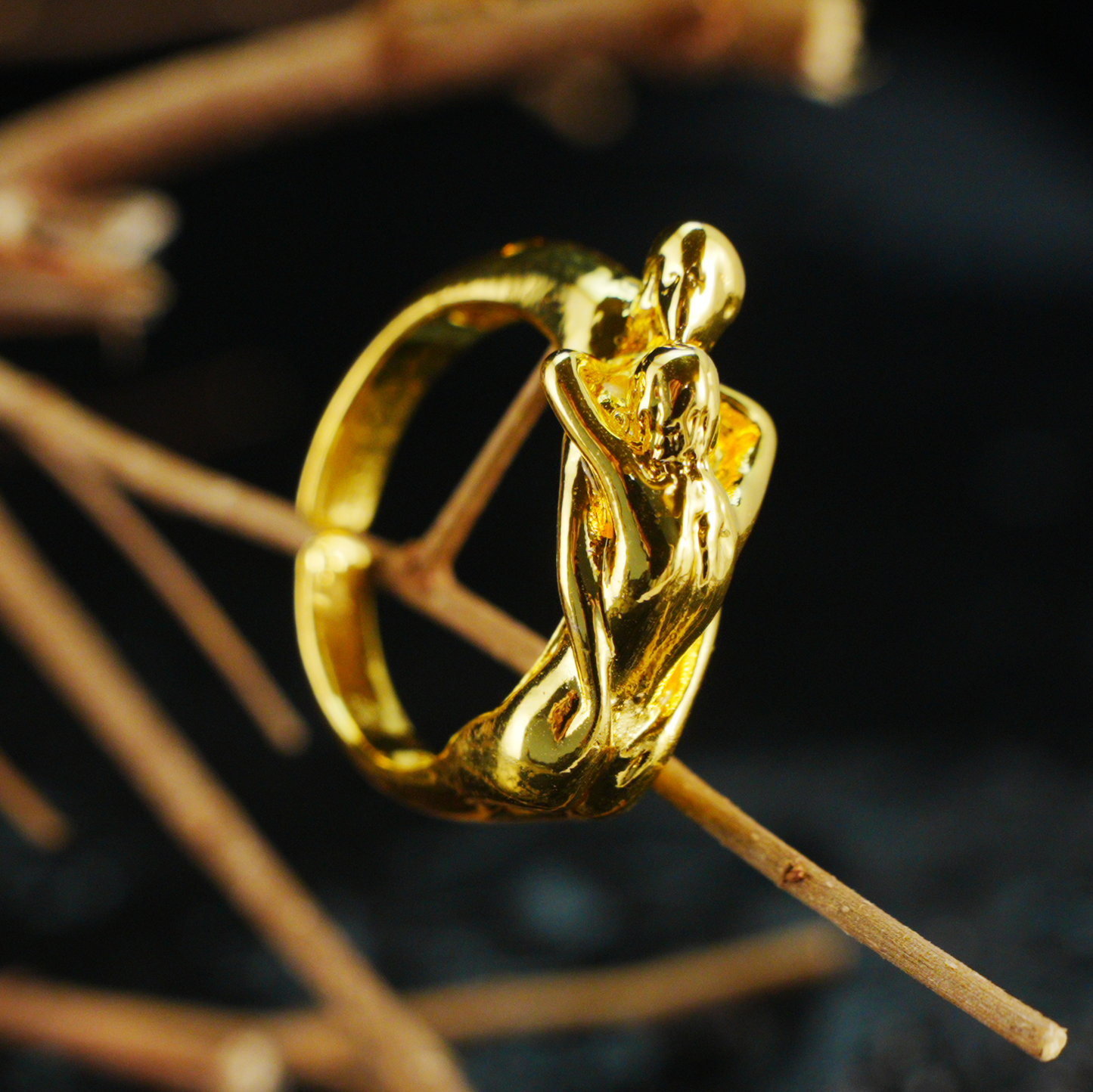 Ring „Embrace of Love“ – Romantischer Goldschmuck für Paare