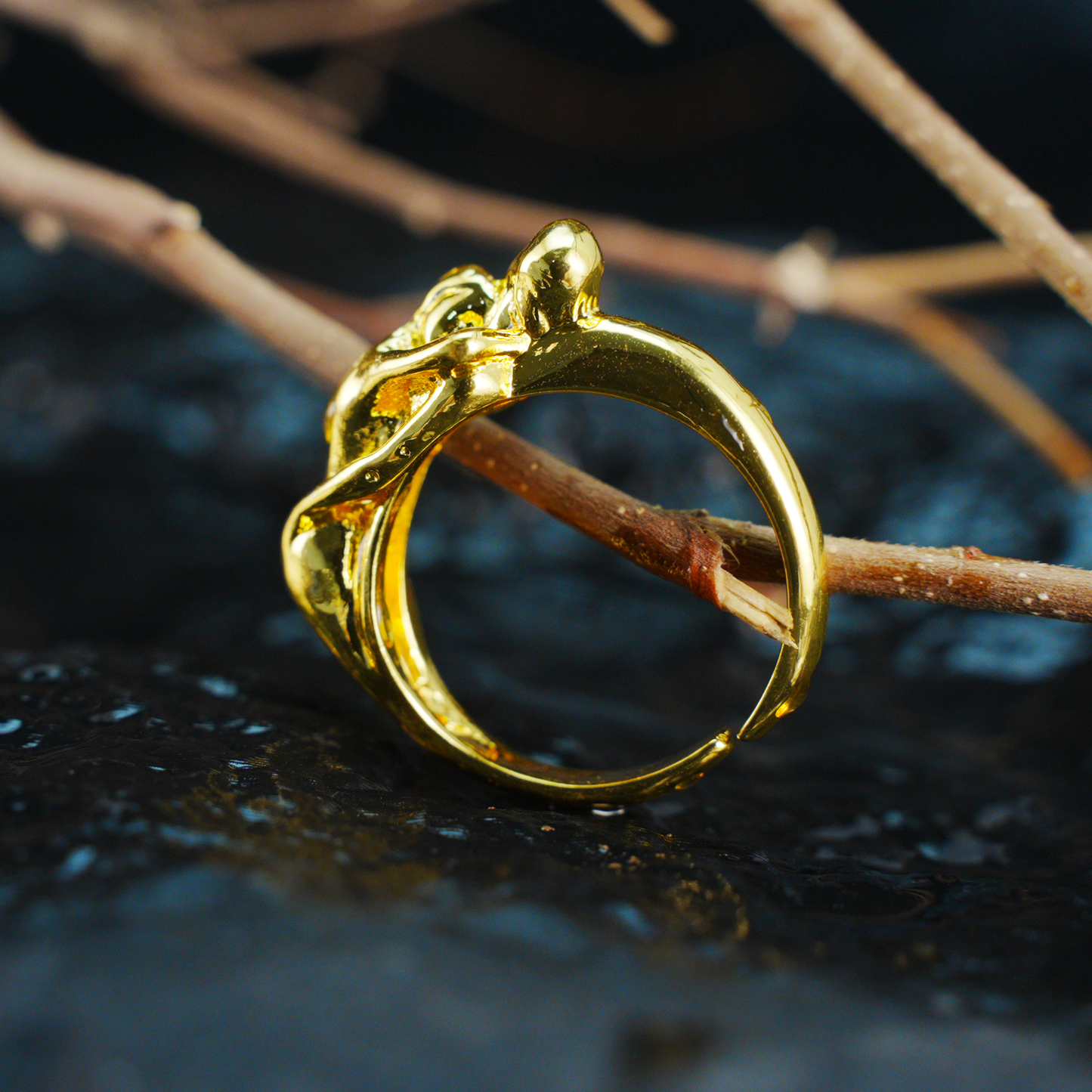 Ring „Embrace of Love“ – Romantischer Goldschmuck für Paare