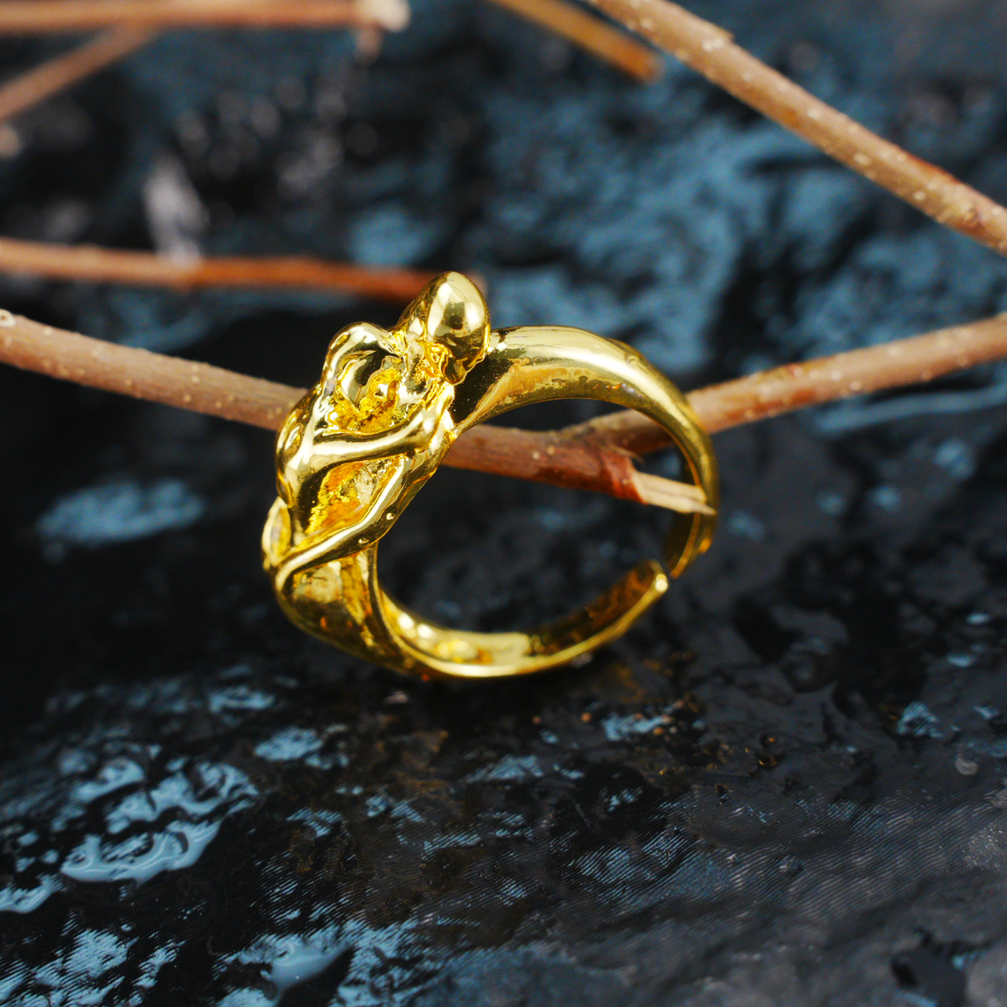 Ring „Embrace of Love“ – Romantischer Goldschmuck für Paare