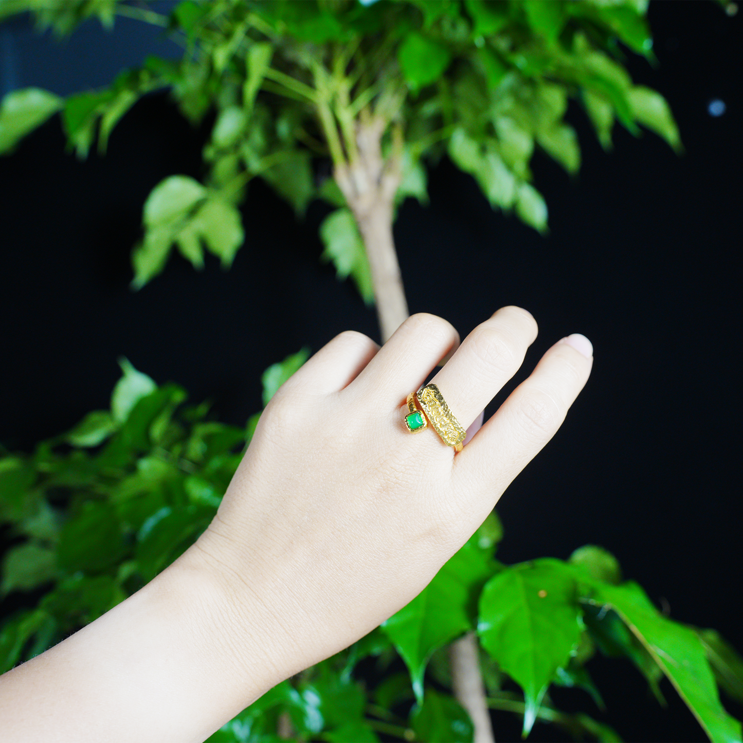 Vintage Tibetischer Amulettring mit grünem Edelstein Verstellbarer Messing Boho Schmuck