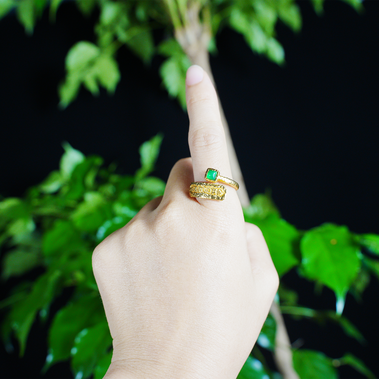 Vintage Tibetischer Amulettring mit grünem Edelstein Verstellbarer Messing Boho Schmuck