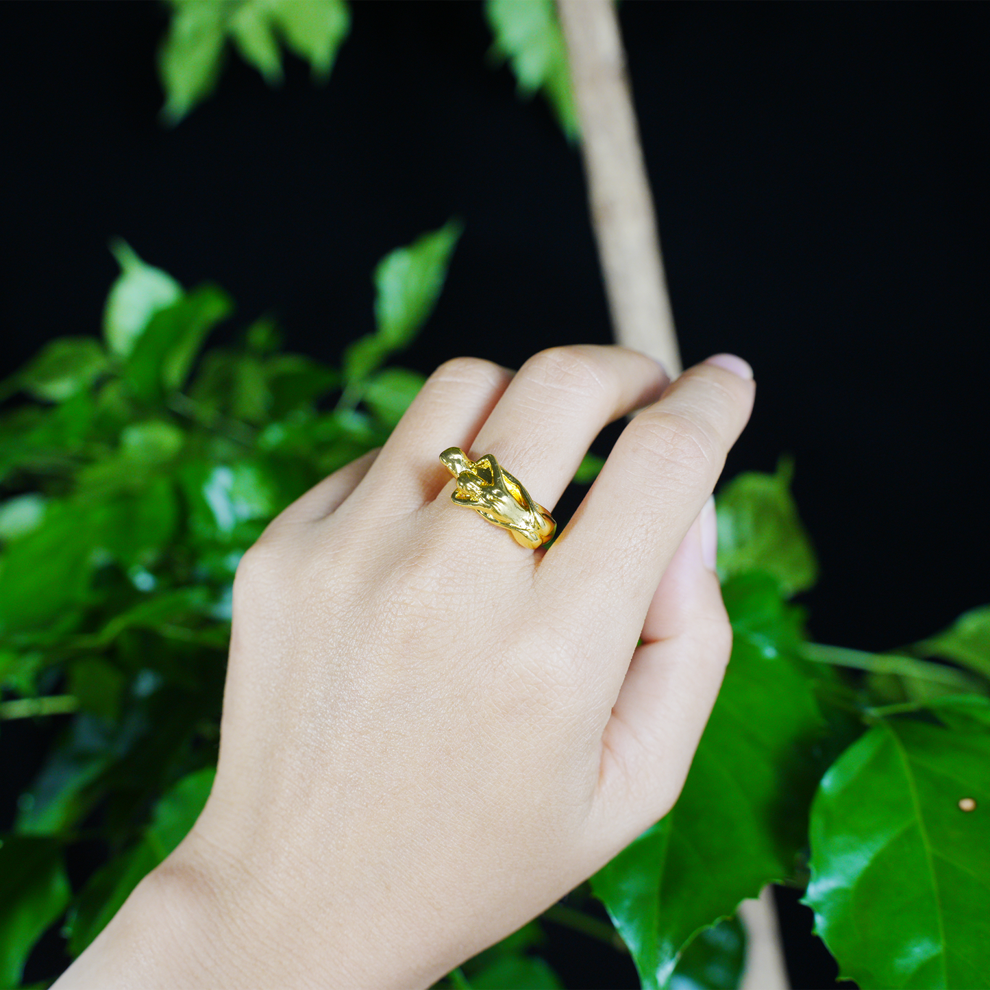 Ring „Embrace of Love“ – Romantischer Goldschmuck für Paare