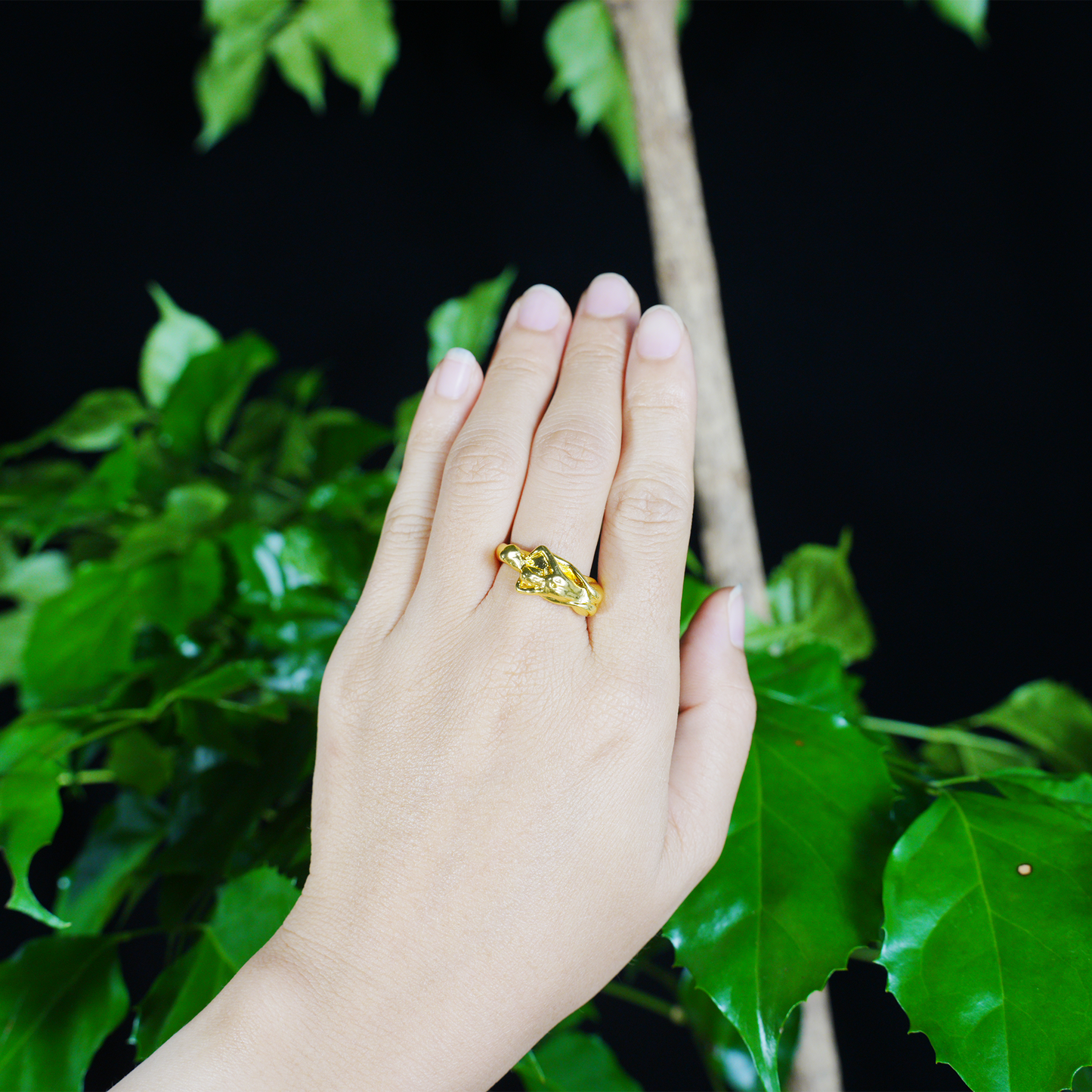 Ring „Embrace of Love“ – Romantischer Goldschmuck für Paare