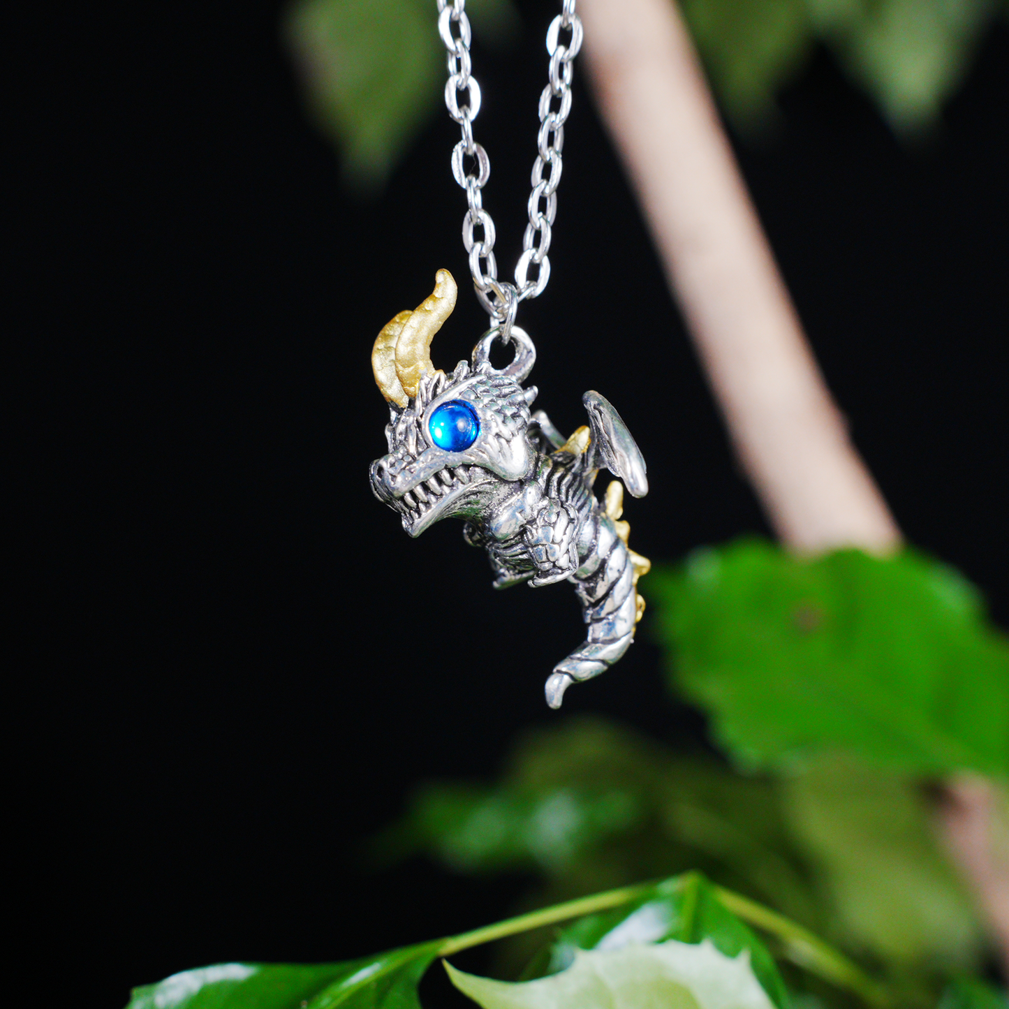 Gothic Drachen Anhänger Halskette, Fantasy Wächteramulett mit blauen Augen, Mythischer Schmuck