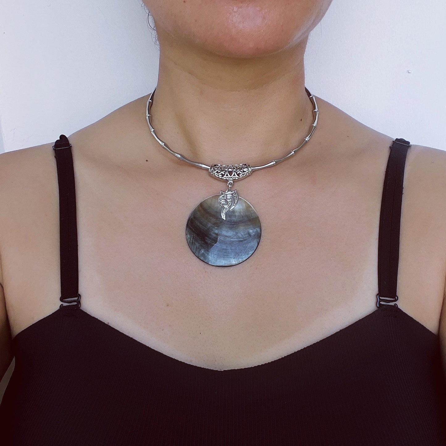 Halskette mit Totem-Anhänger aus natürlicher Muschel | Spirituelles Retro-Halsband aus Titan | Handgefertigter Boho-Schmuck mit Symbolkraft