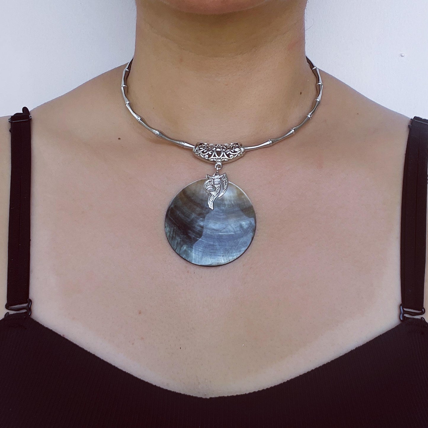 Halskette mit Totem-Anhänger aus natürlicher Muschel | Spirituelles Retro-Halsband aus Titan | Handgefertigter Boho-Schmuck mit Symbolkraft