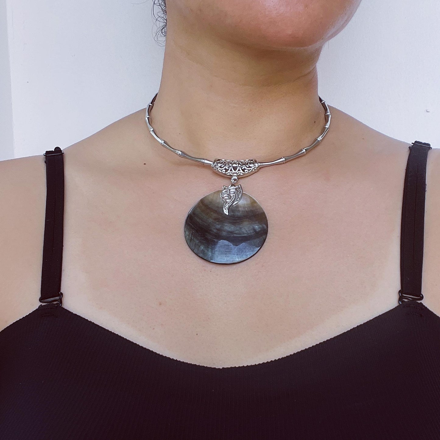 Halskette mit Totem-Anhänger aus natürlicher Muschel | Spirituelles Retro-Halsband aus Titan | Handgefertigter Boho-Schmuck mit Symbolkraft