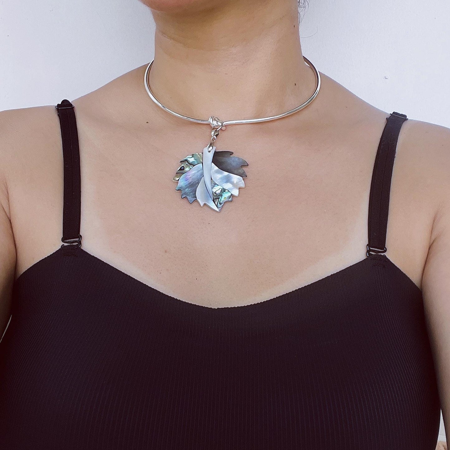 Halskette mit Abalone-Blatt-Anhänger|Natürlicher Muschelschmuck|Boho-Sommerstil|Handgefertigte Halskette im Ozean-Stil