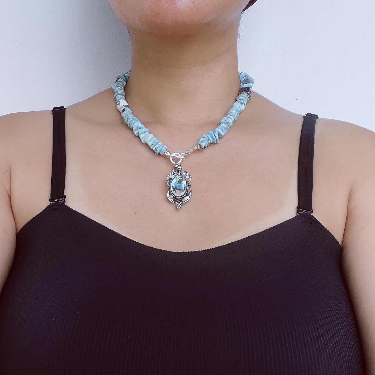 Halskette mit Anhänger aus natürlichem Larimar und Abalone-Muschel|Blaue handgefertigte Halskette|Einzigartiges Schmuckdesign|Frischer, eleganter und spiritueller Stil