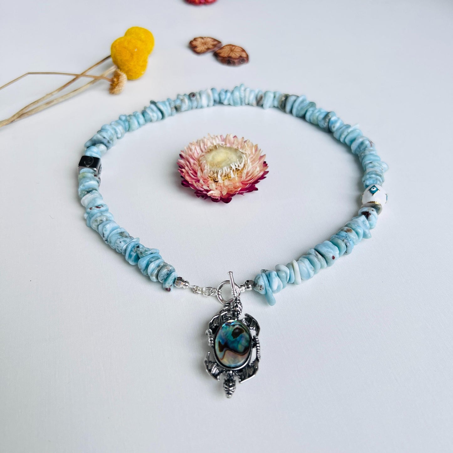 Halskette mit Anhänger aus natürlichem Larimar und Abalone-Muschel|Blaue handgefertigte Halskette|Einzigartiges Schmuckdesign|Frischer, eleganter und spiritueller Stil
